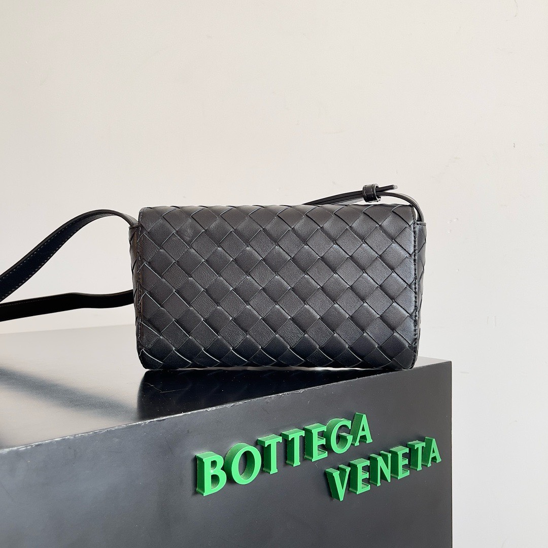Bagsaaa B0tt*ga Ven*ta Andiamo Black Shoulder Bag - 21.5x13x4.5cm