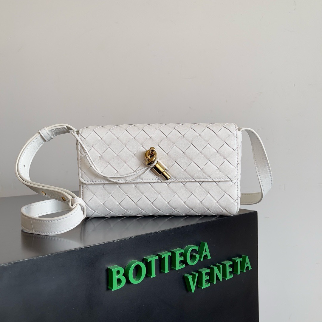 Bagsaaa B0tt*ga Ven*ta Andiamo White Shoulder Bag - 21.5x13x4.5cm