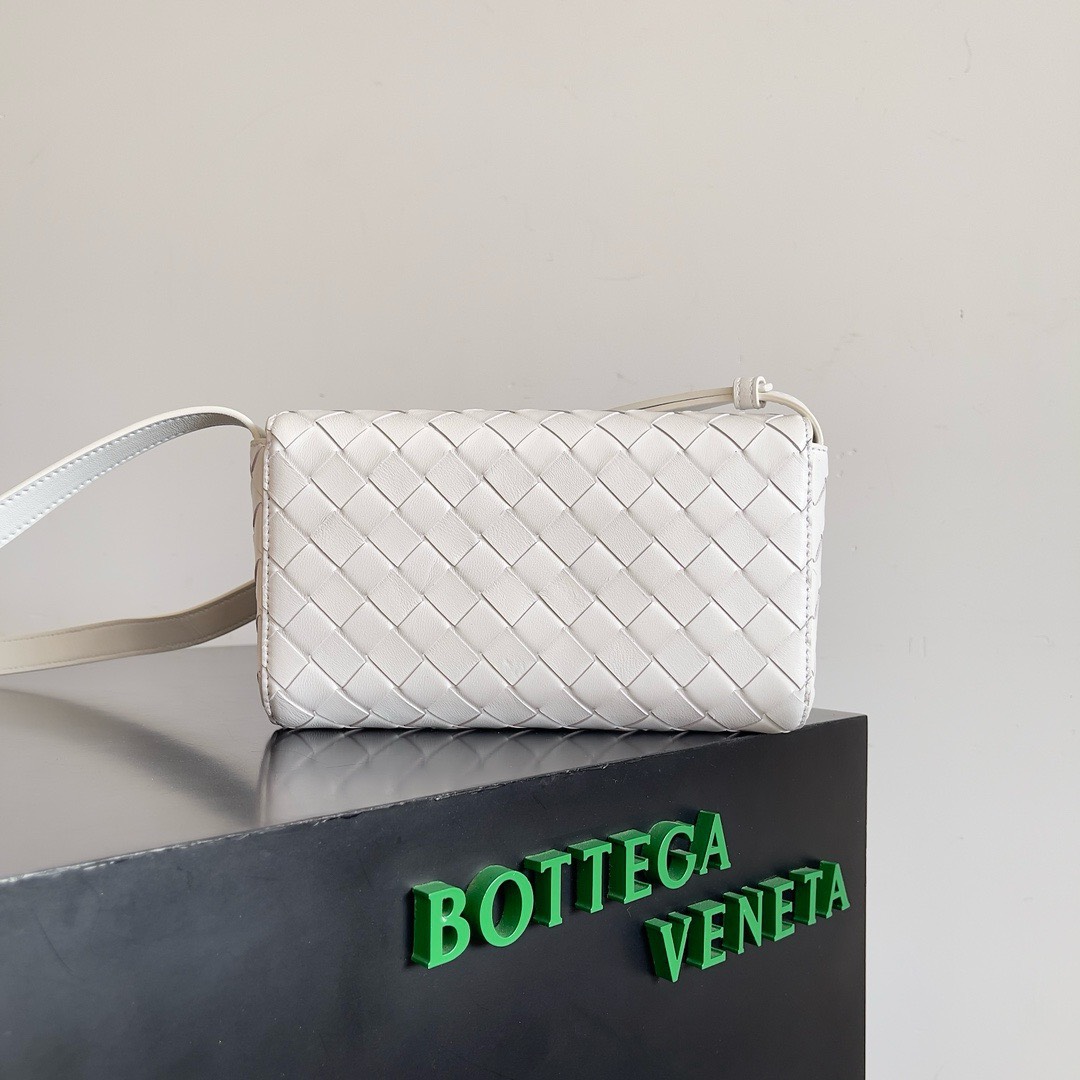 Bagsaaa B0tt*ga Ven*ta Andiamo White Shoulder Bag - 21.5x13x4.5cm