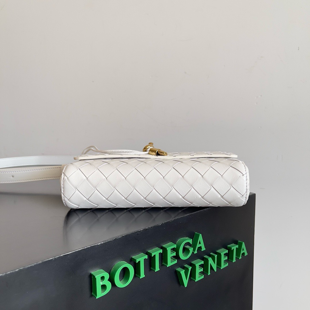 Bagsaaa B0tt*ga Ven*ta Andiamo White Shoulder Bag - 21.5x13x4.5cm
