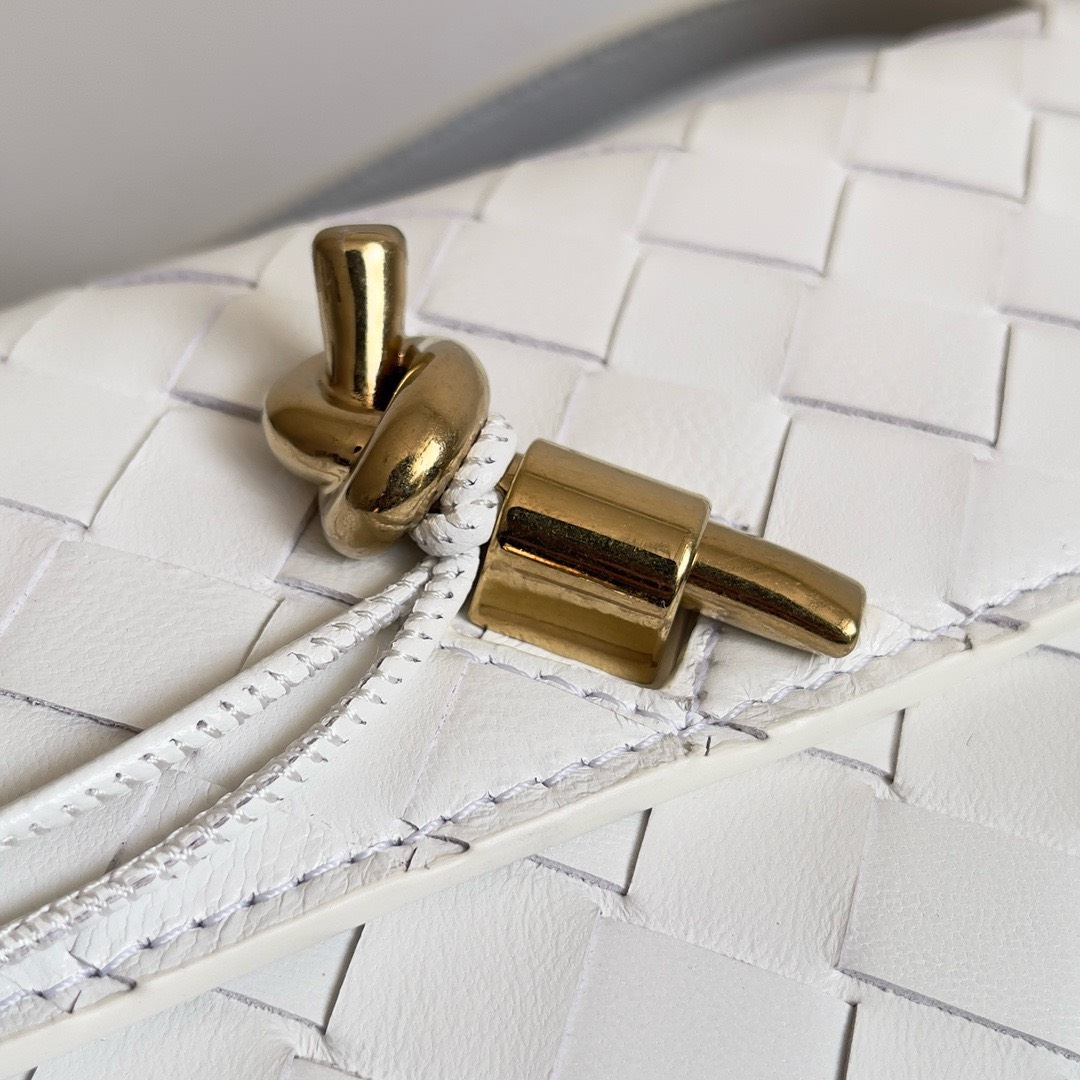 Bagsaaa B0tt*ga Ven*ta Andiamo White Shoulder Bag - 21.5x13x4.5cm