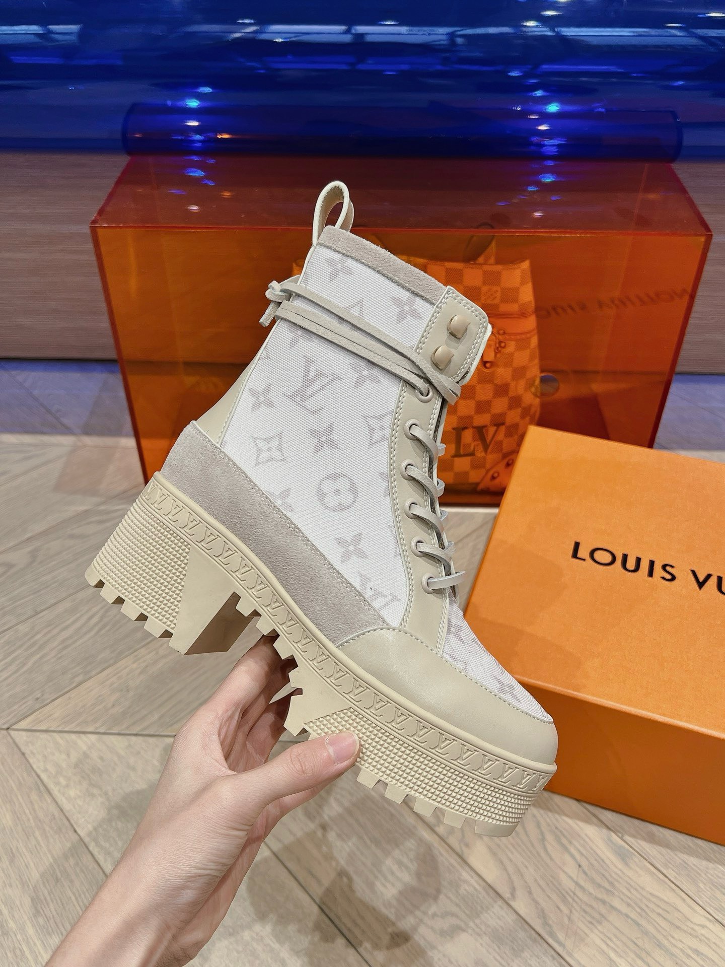 Bagsaaa L0vis Vvtt0n Laureate Platform Desert Boot White
