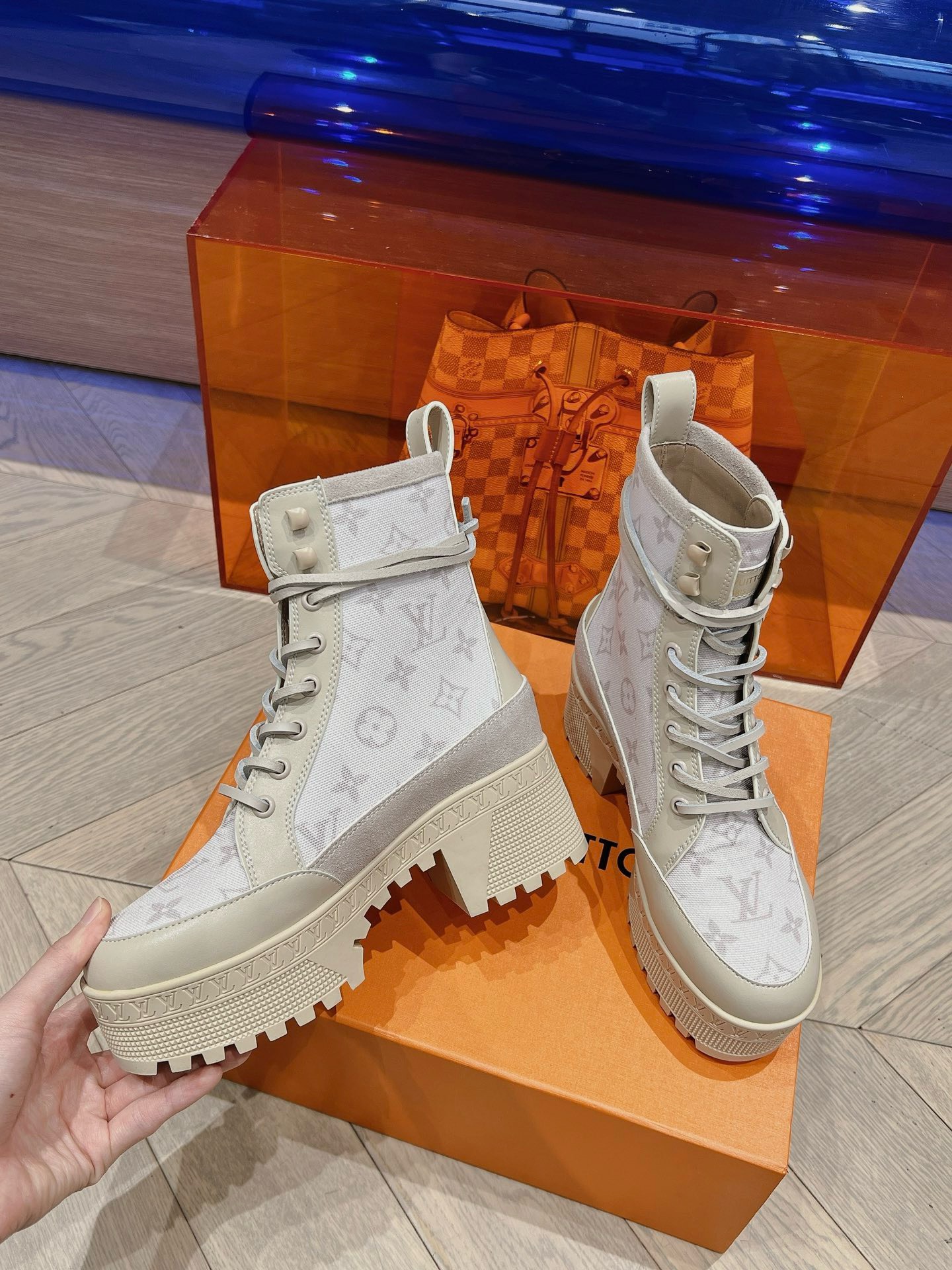 Bagsaaa L0vis Vvtt0n Laureate Platform Desert Boot White