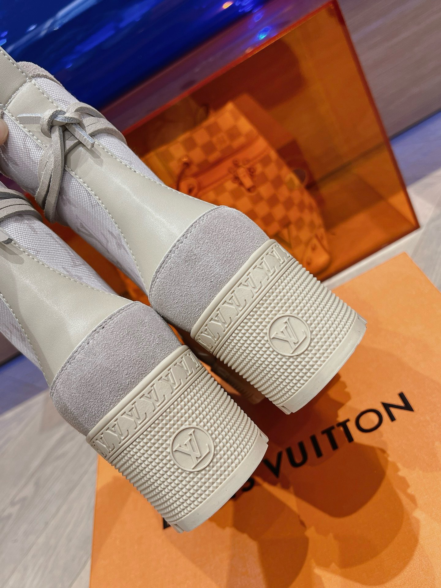 Bagsaaa L0vis Vvtt0n Laureate Platform Desert Boot White