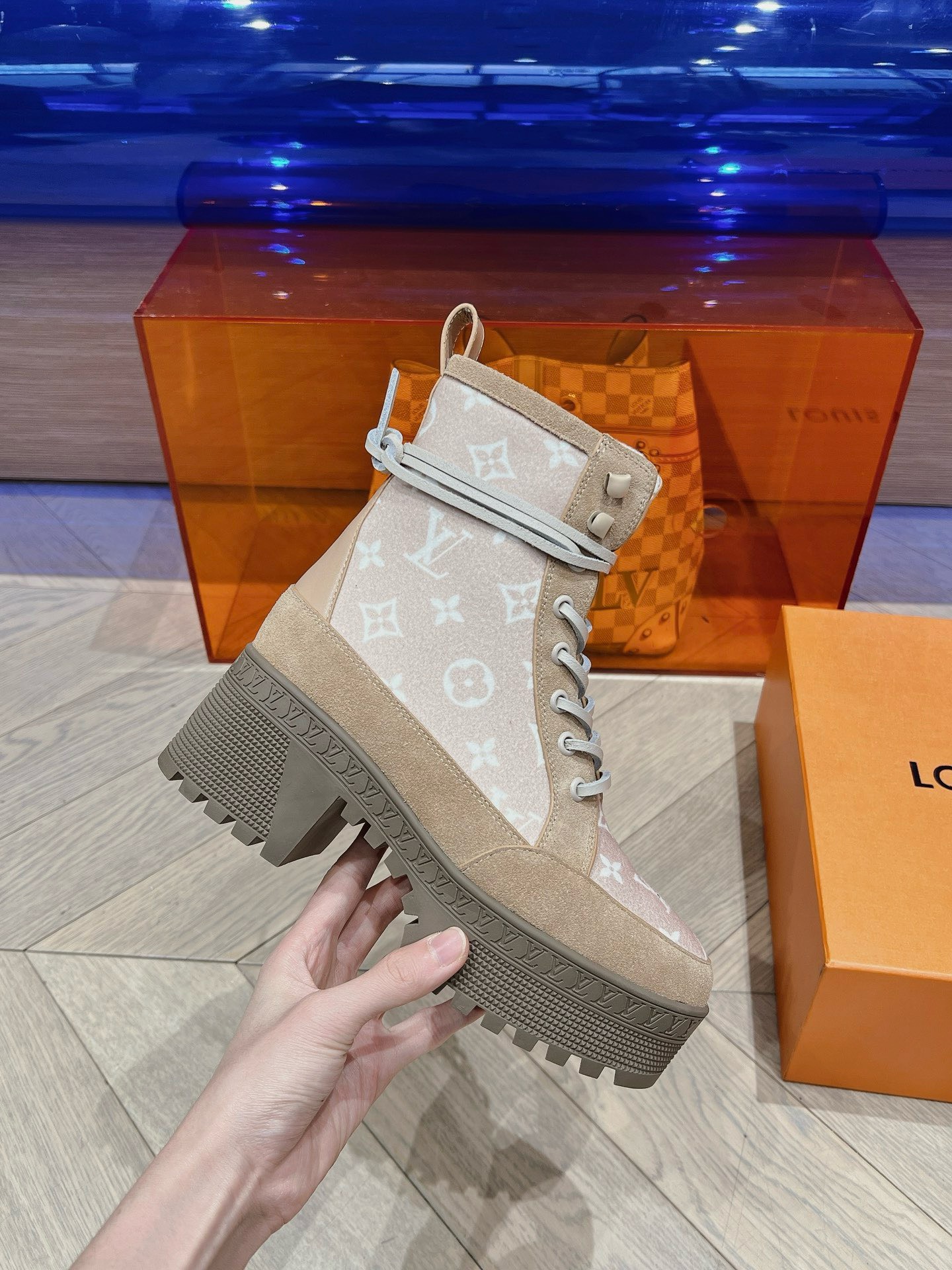 Bagsaaa L0vis Vvtt0n Laureate Platform Desert Boot Beige