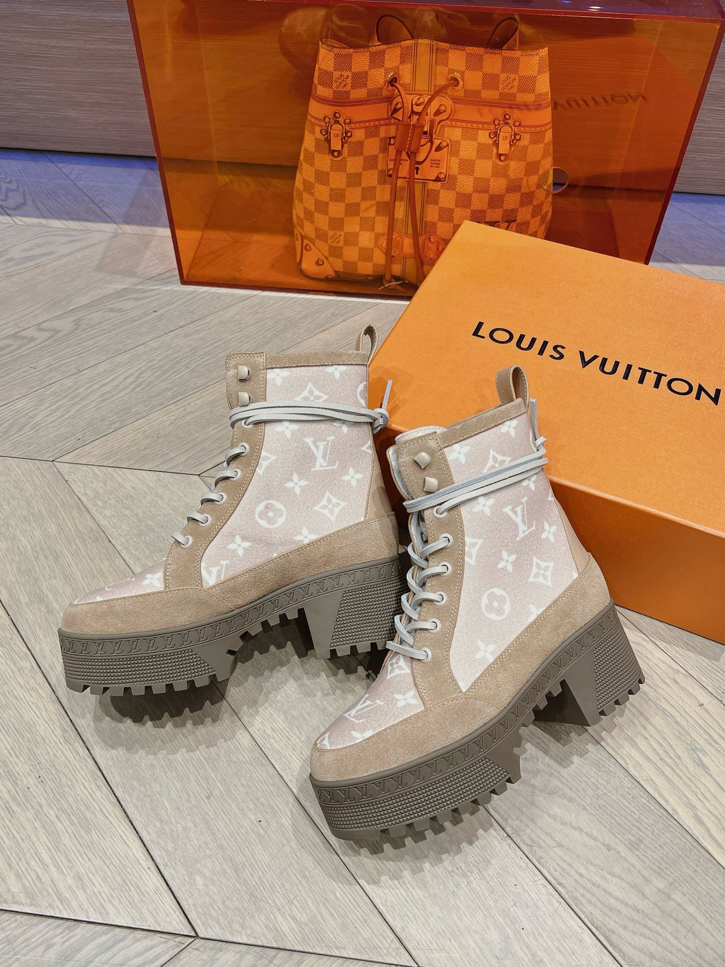 Bagsaaa L0vis Vvtt0n Laureate Platform Desert Boot Beige