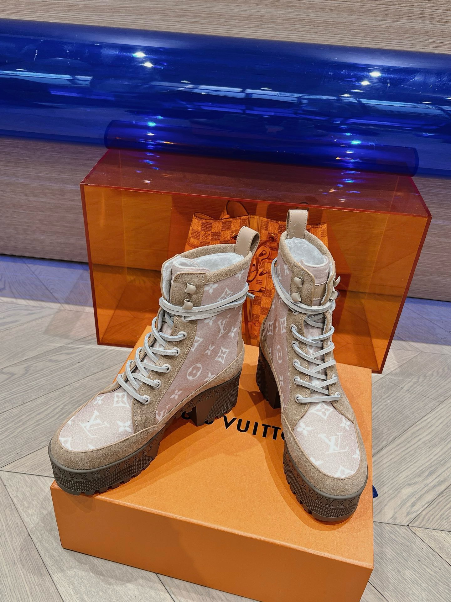 Bagsaaa L0vis Vvtt0n Laureate Platform Desert Boot Beige