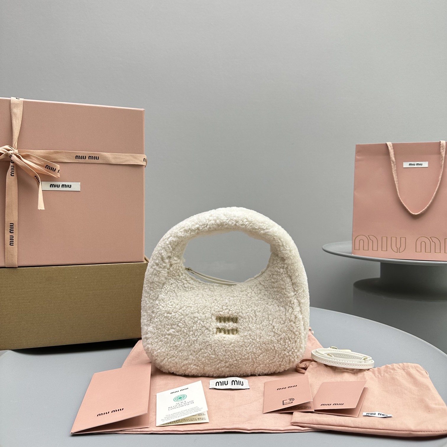 Bagsaaa M1um1u Wander shearling hobo bag with leather in ivory - 20*6*17cm