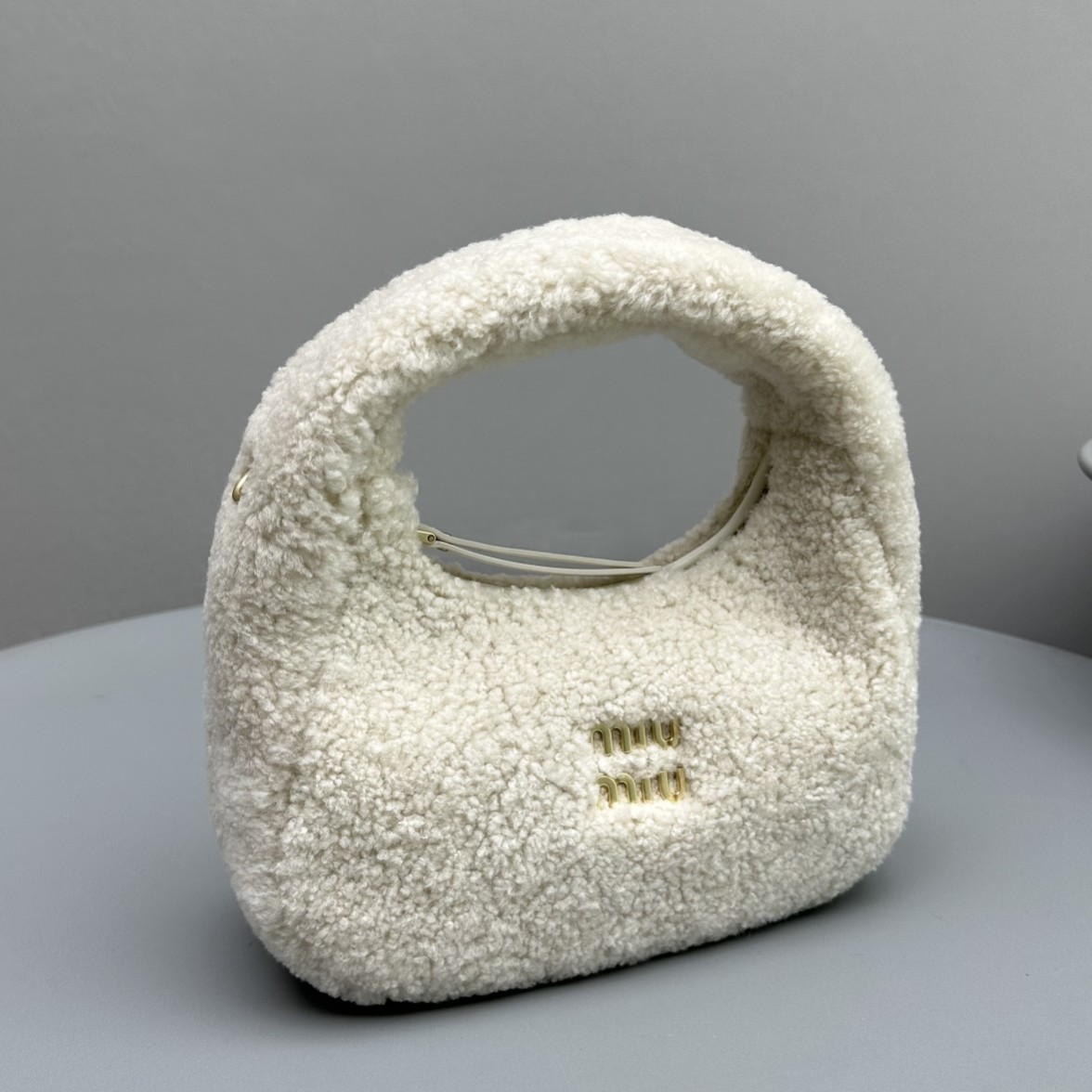 Bagsaaa M1um1u Wander shearling hobo bag with leather in ivory - 20*6*17cm