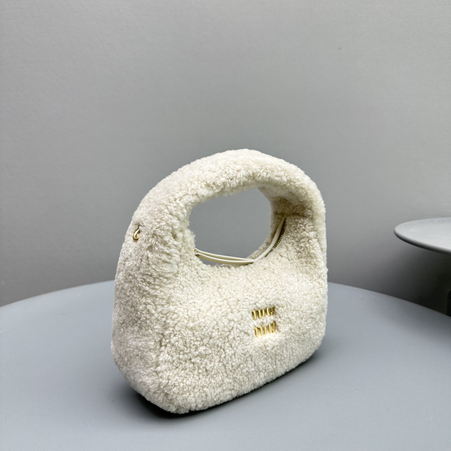 Bagsaaa M1um1u Wander shearling hobo bag with leather in ivory - 20*6*17cm