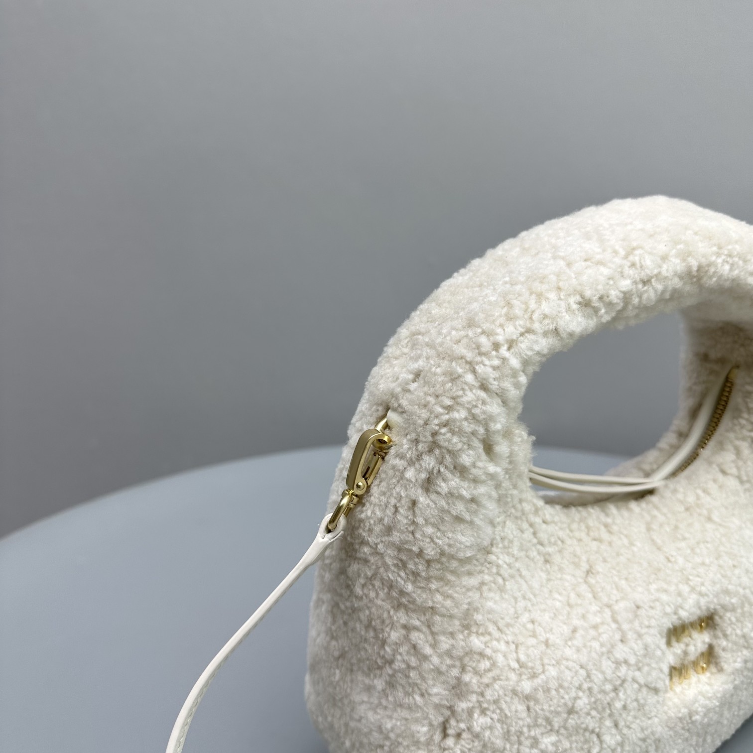 Bagsaaa M1um1u Wander shearling hobo bag with leather in ivory - 20*6*17cm