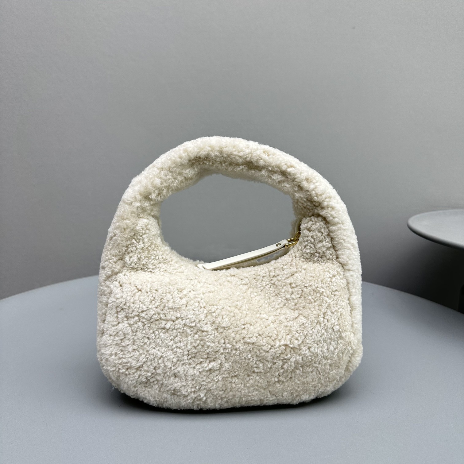 Bagsaaa M1um1u Wander shearling hobo bag with leather in ivory - 20*6*17cm