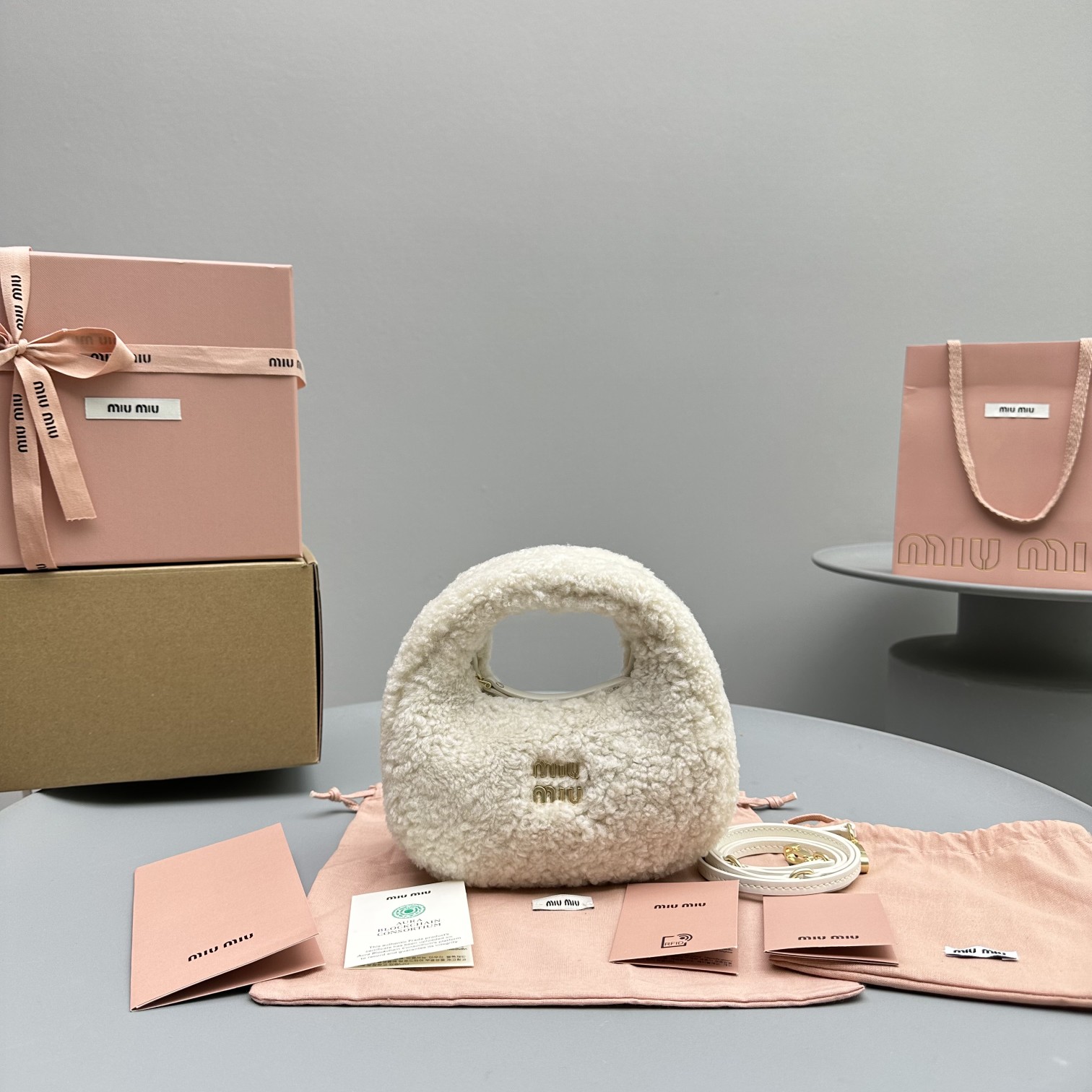 Bagsaaa M1um1u Wander shearling hobo bag with leather in ivory - 17.5*5.5*14cm