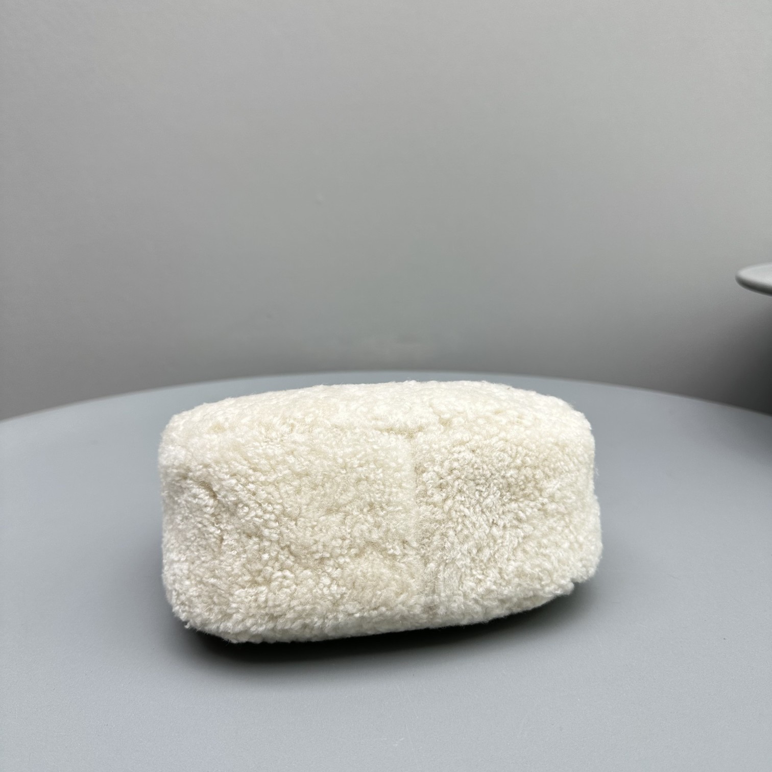 Bagsaaa M1um1u Wander shearling hobo bag with leather in ivory - 17.5*5.5*14cm