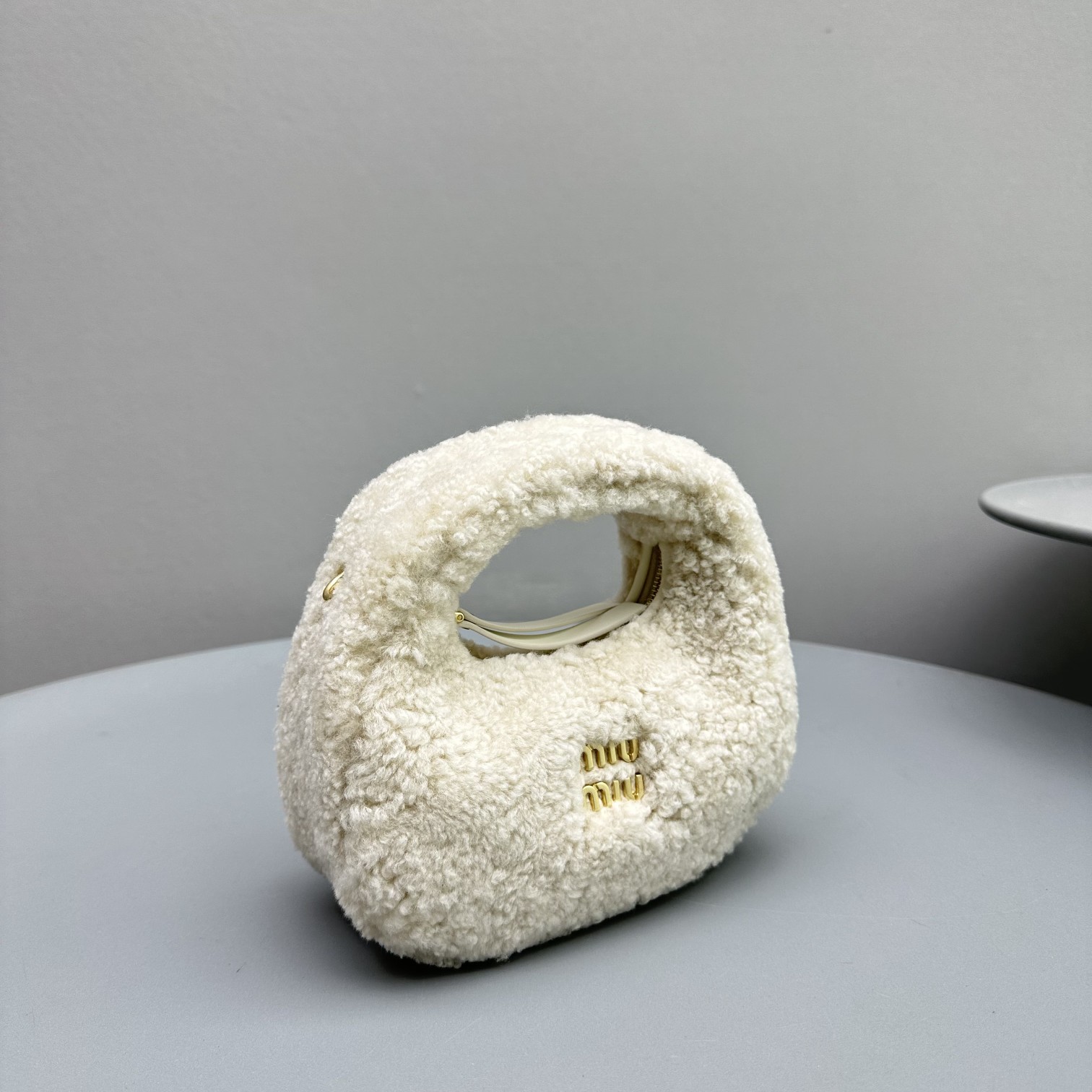 Bagsaaa M1um1u Wander shearling hobo bag with leather in ivory - 17.5*5.5*14cm
