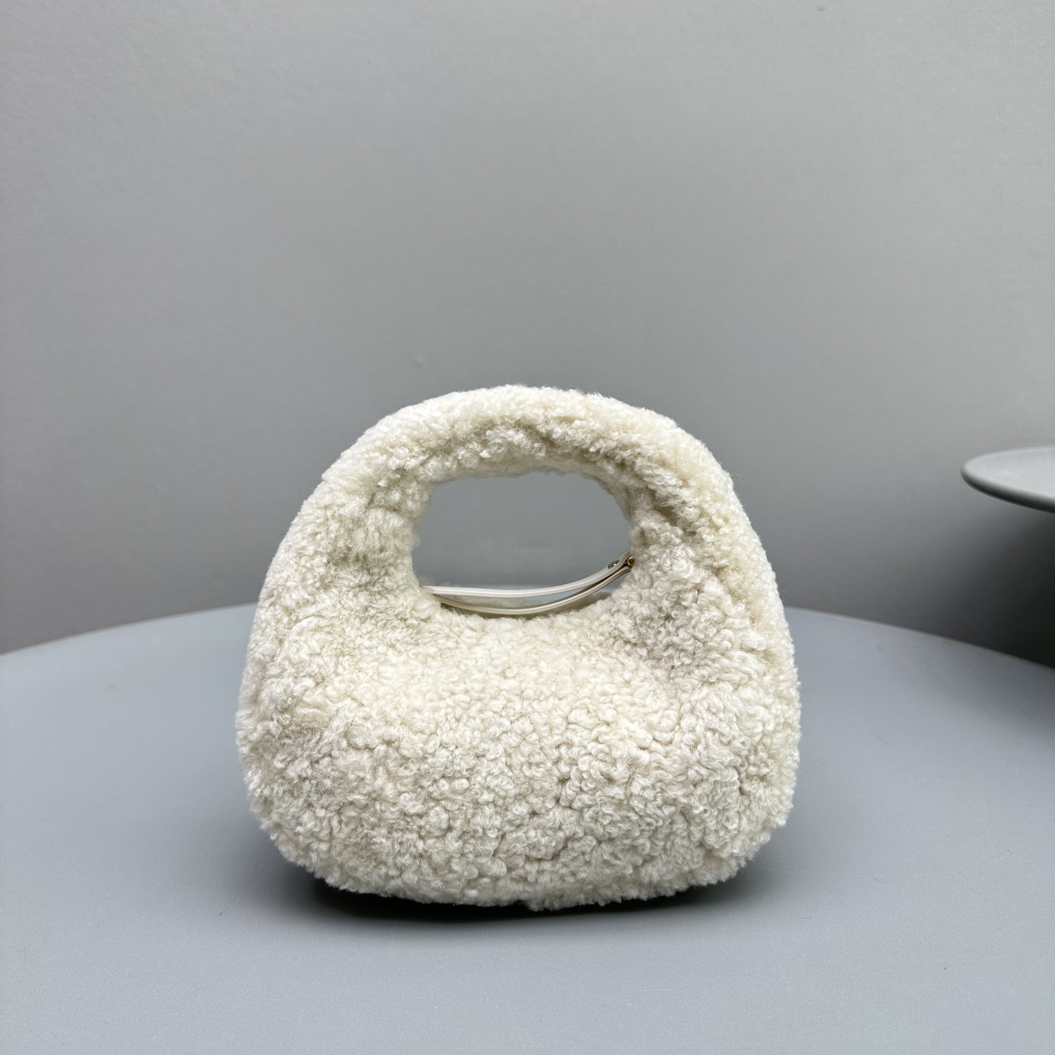 Bagsaaa M1um1u Wander shearling hobo bag with leather in ivory - 17.5*5.5*14cm