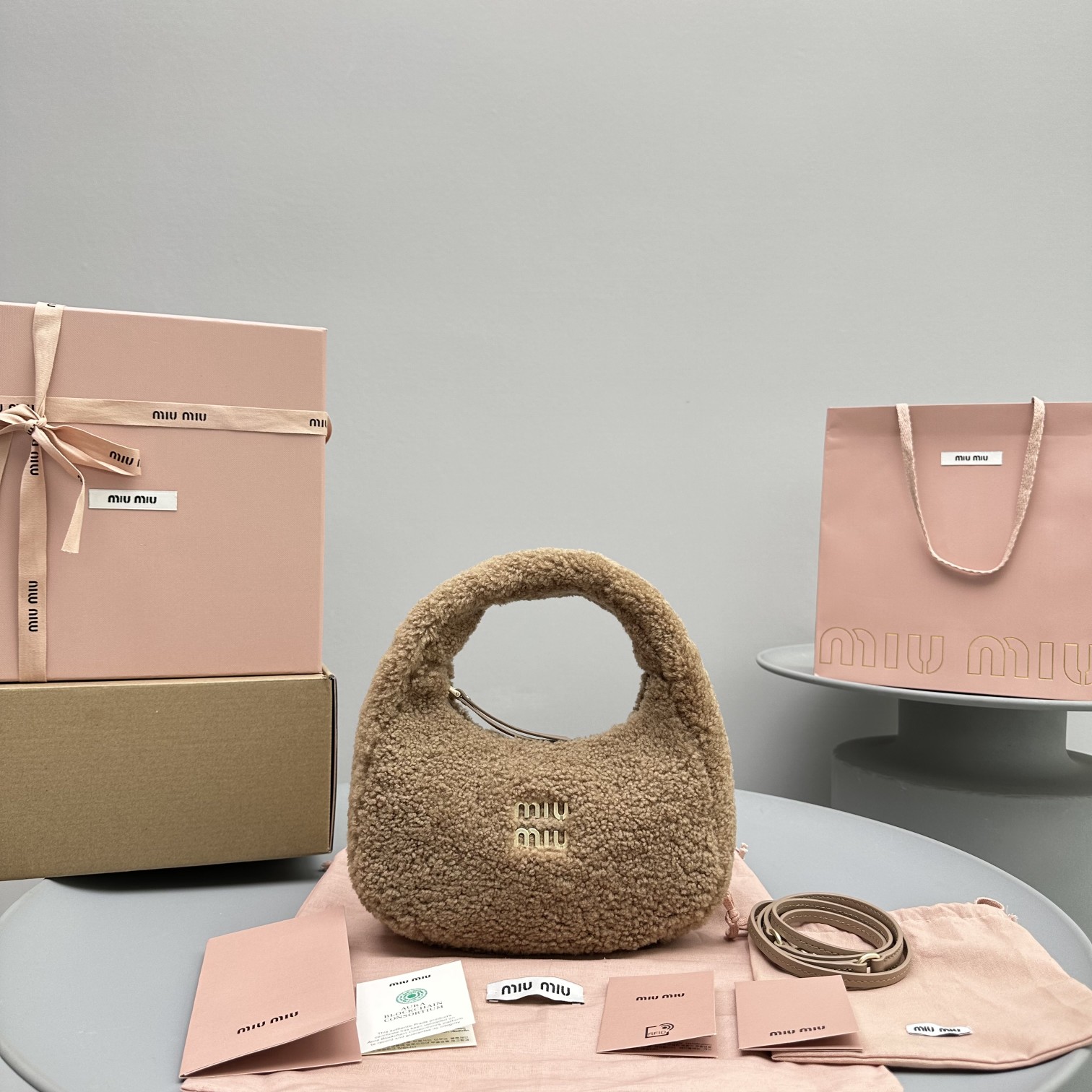 Bagsaaa M1um1u Wander shearling hobo bag with leather in brown - 17.5*5.5*14cm