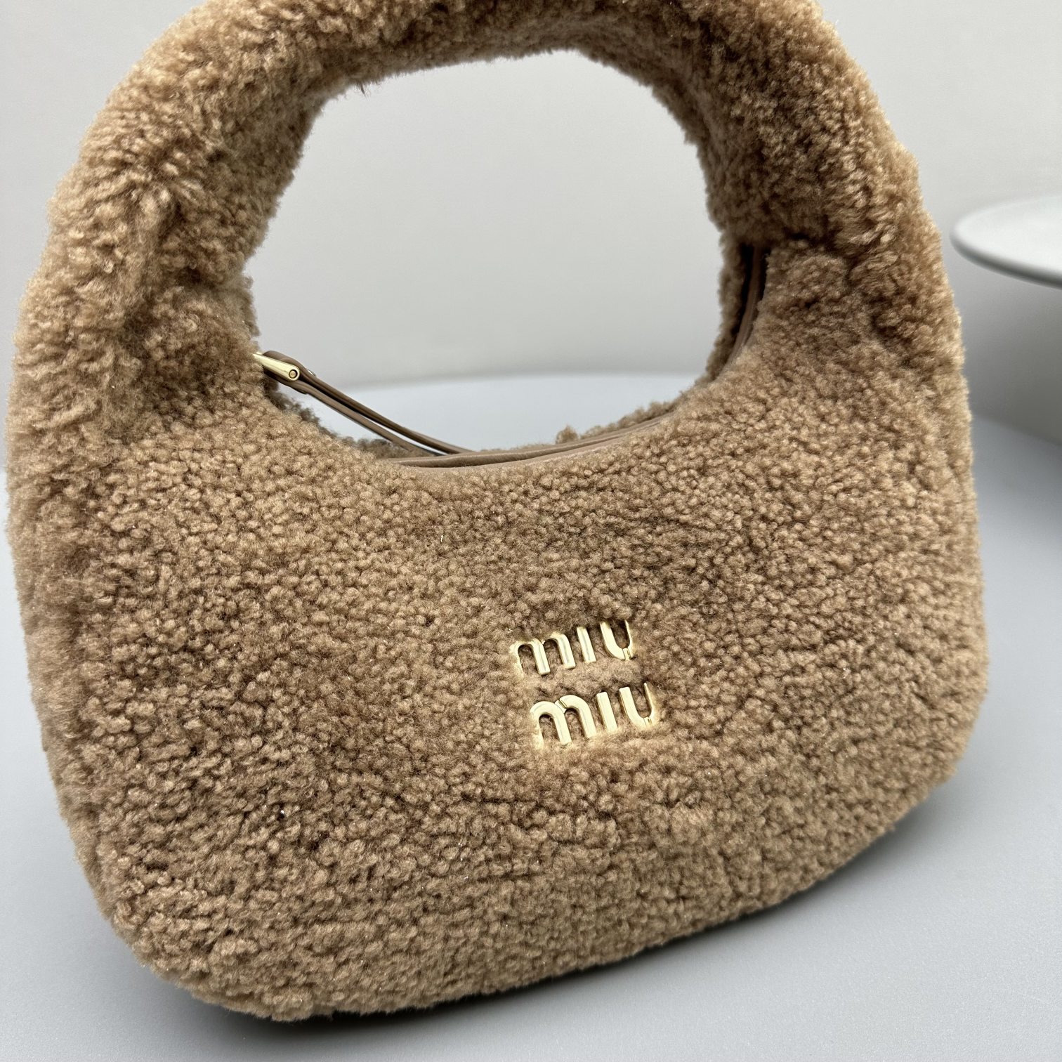Bagsaaa M1um1u Wander shearling hobo bag with leather in brown - 17.5*5.5*14cm