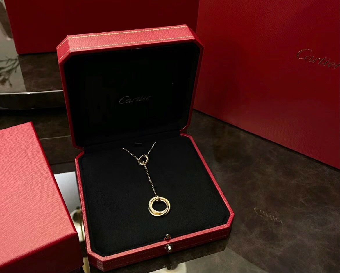 Bagsaaa Ca*t1er Trinity 18K White Gold and D1am0nd Necklace