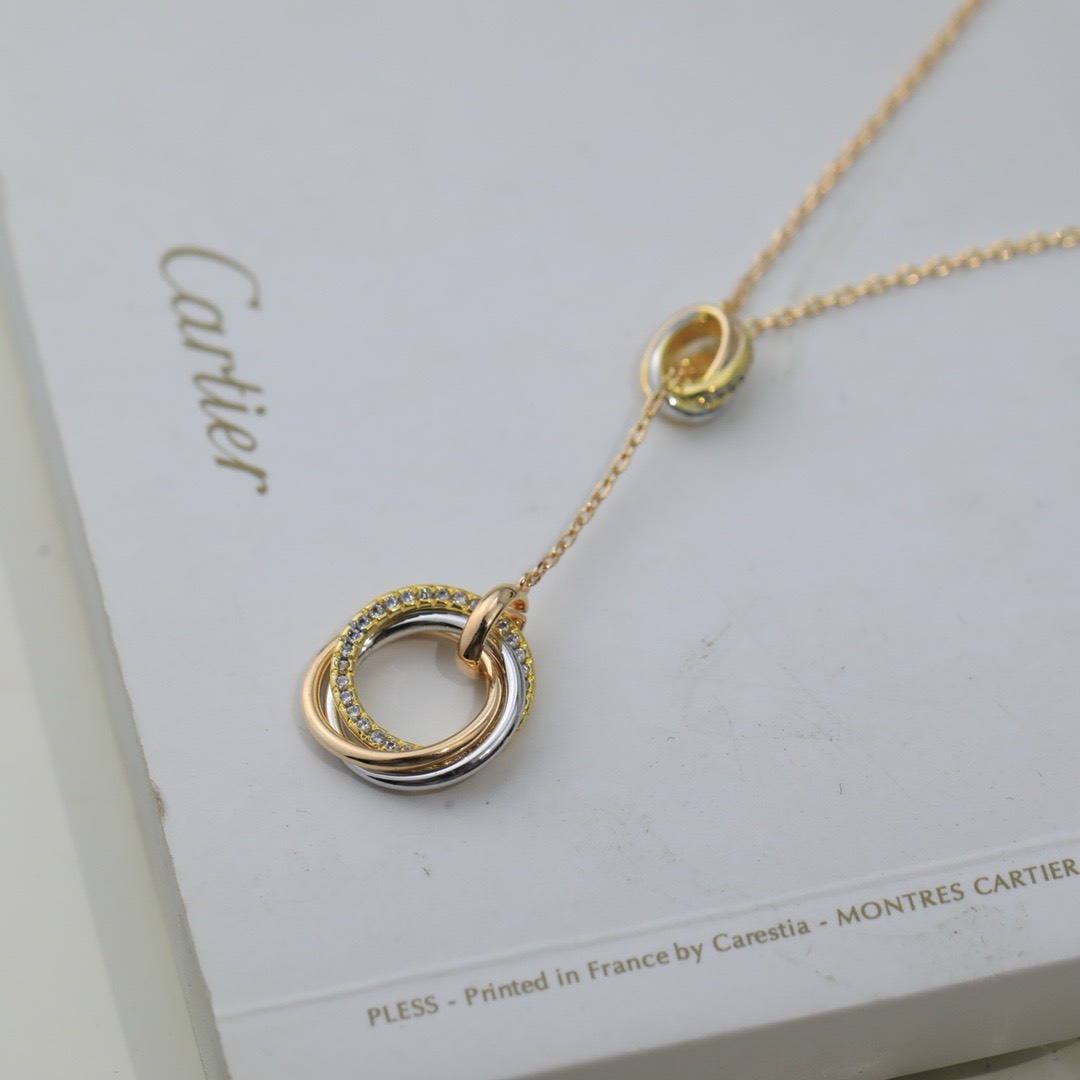 Bagsaaa Ca*t1er Trinity 18K White Gold and D1am0nd Necklace