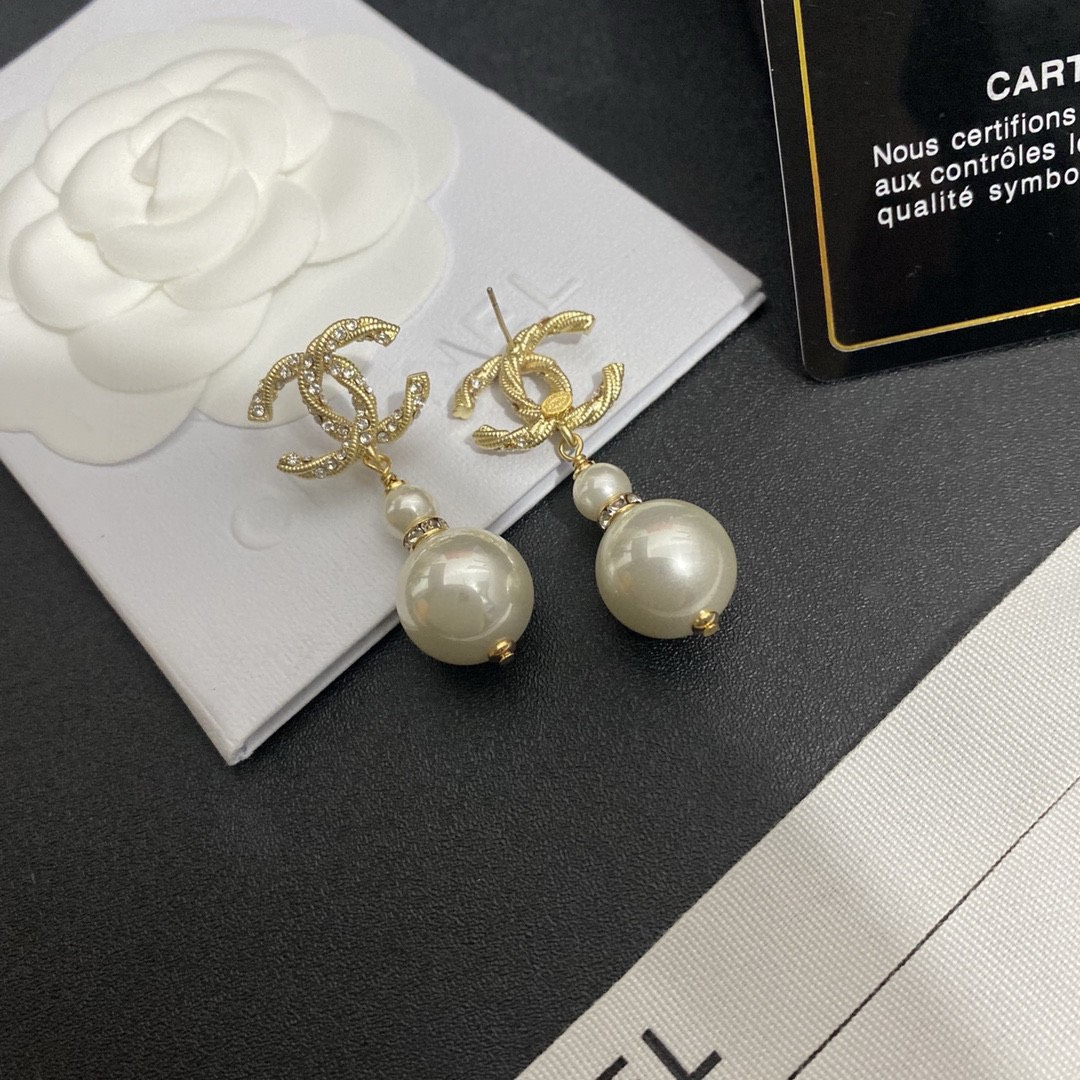 Bagsaaa Ch**el Tear Drop Gold Pearl Earrings