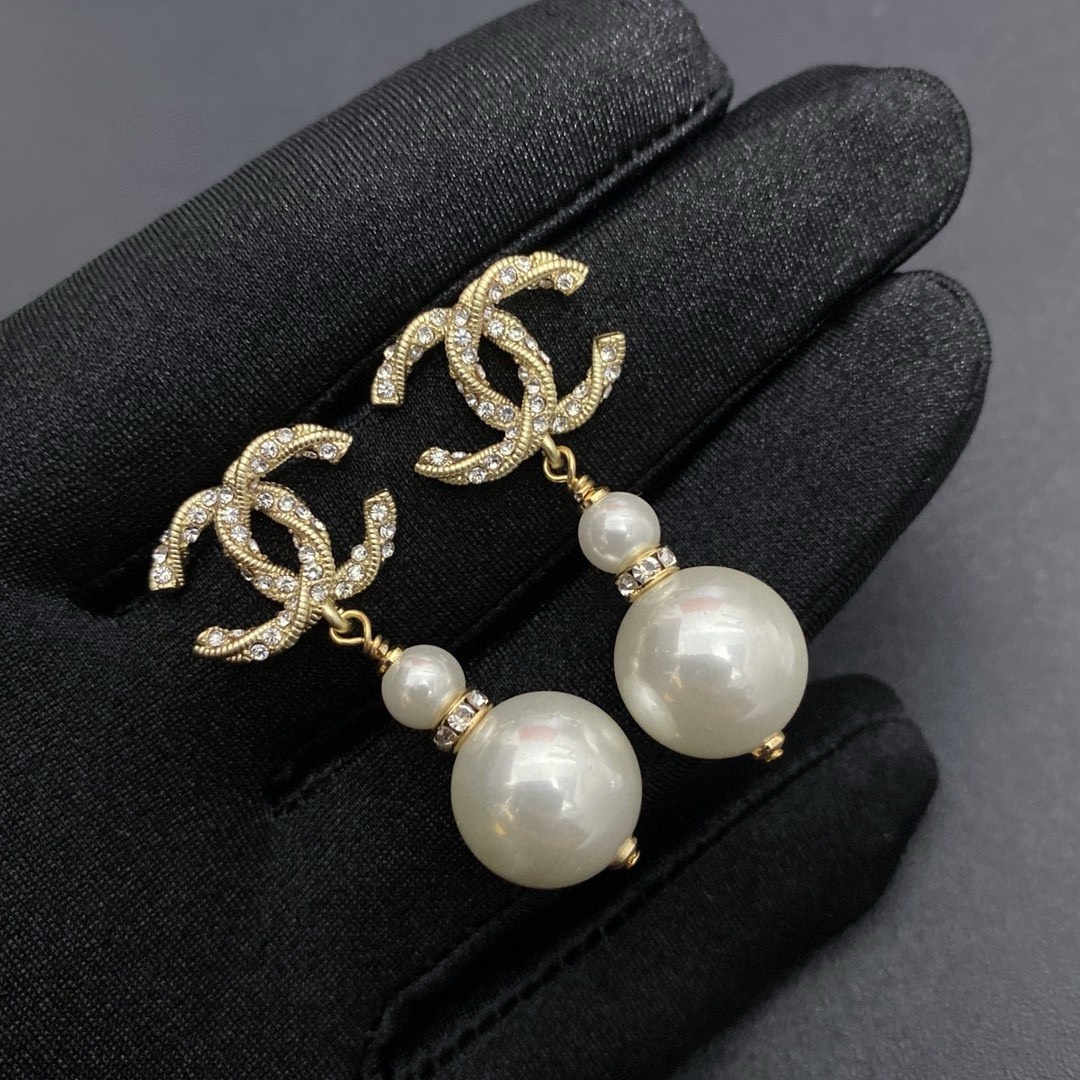 Bagsaaa Ch**el Tear Drop Gold Pearl Earrings