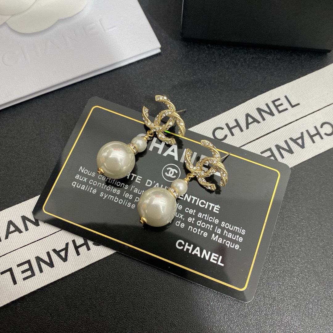 Bagsaaa Ch**el Tear Drop Gold Pearl Earrings