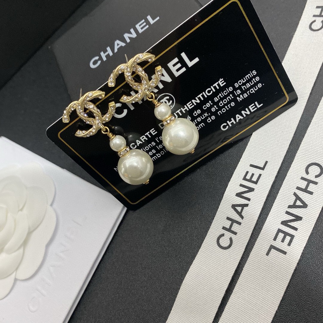 Bagsaaa Ch**el Tear Drop Gold Pearl Earrings
