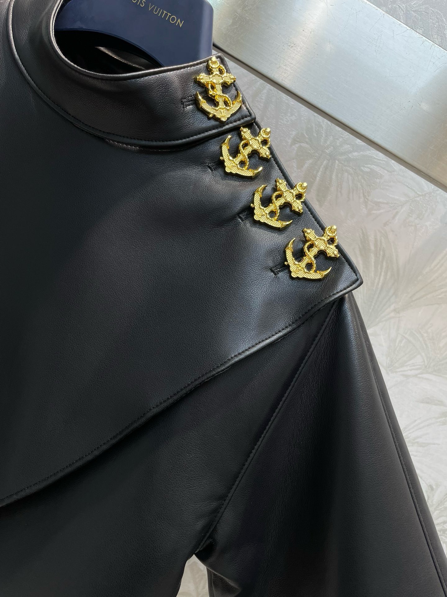Bagsaaa L0vis Vvtt0n Faux Leather Circle Top
