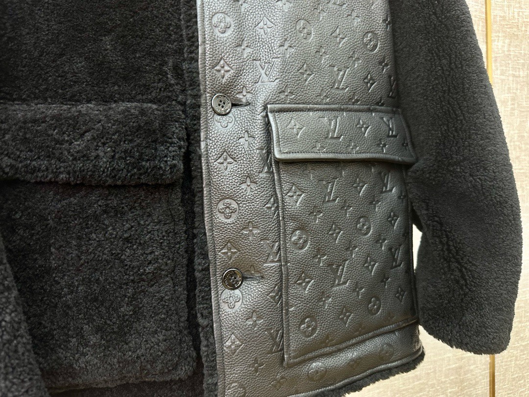 Bagsaaa L0vis Vvtt0n Leather and Shearling Jacket In Black