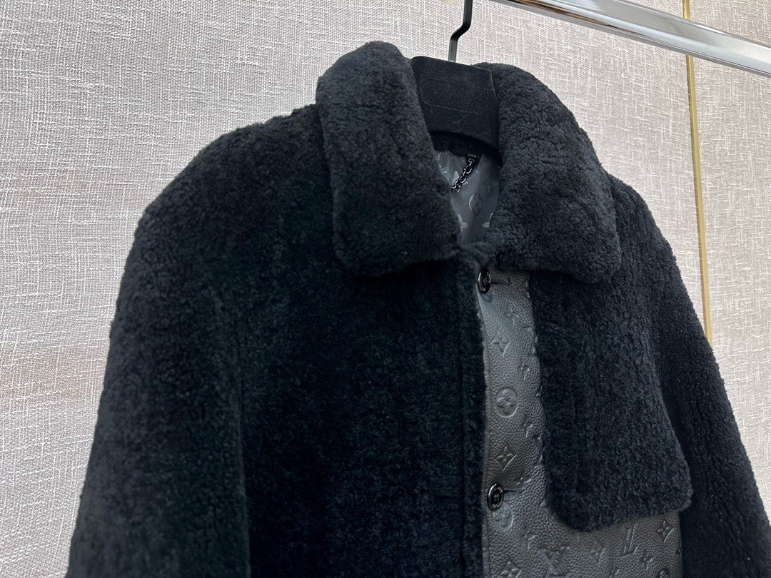 Bagsaaa L0vis Vvtt0n Leather and Shearling Jacket In Black
