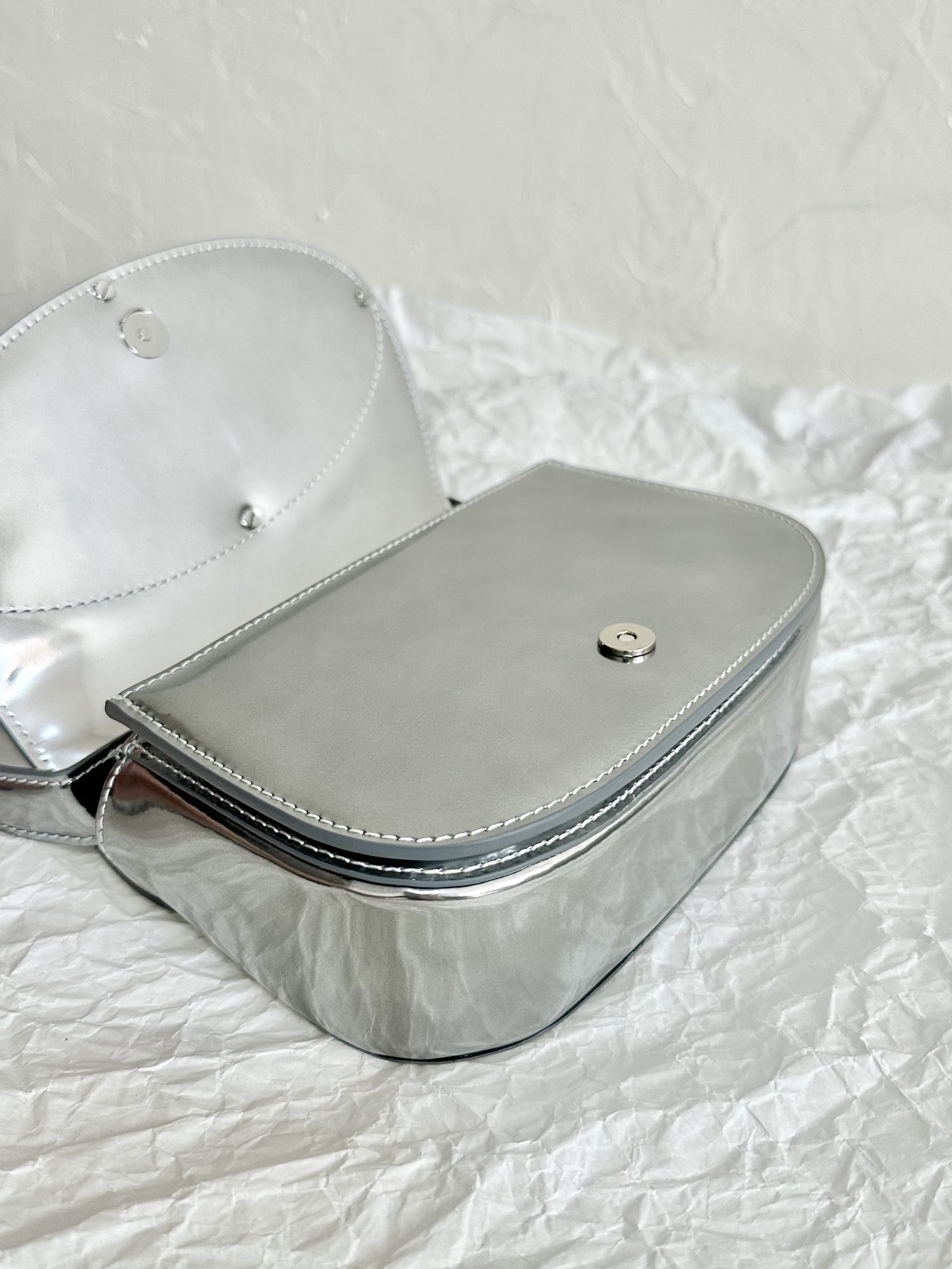 Bagsaaa Diesel iconic bag in mirrored leather - 20.5*13.5*6.5CM