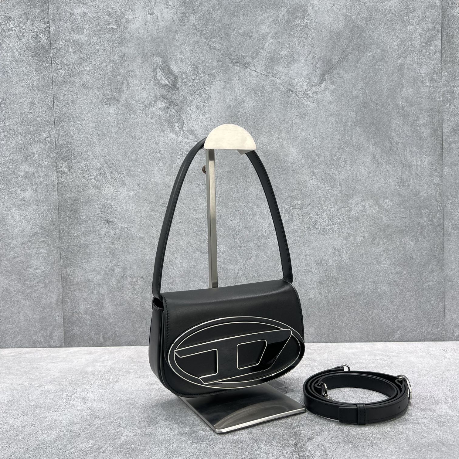 Bagsaaa Diesel iconic bag in black leather - 20.5*13.5*6.5CM