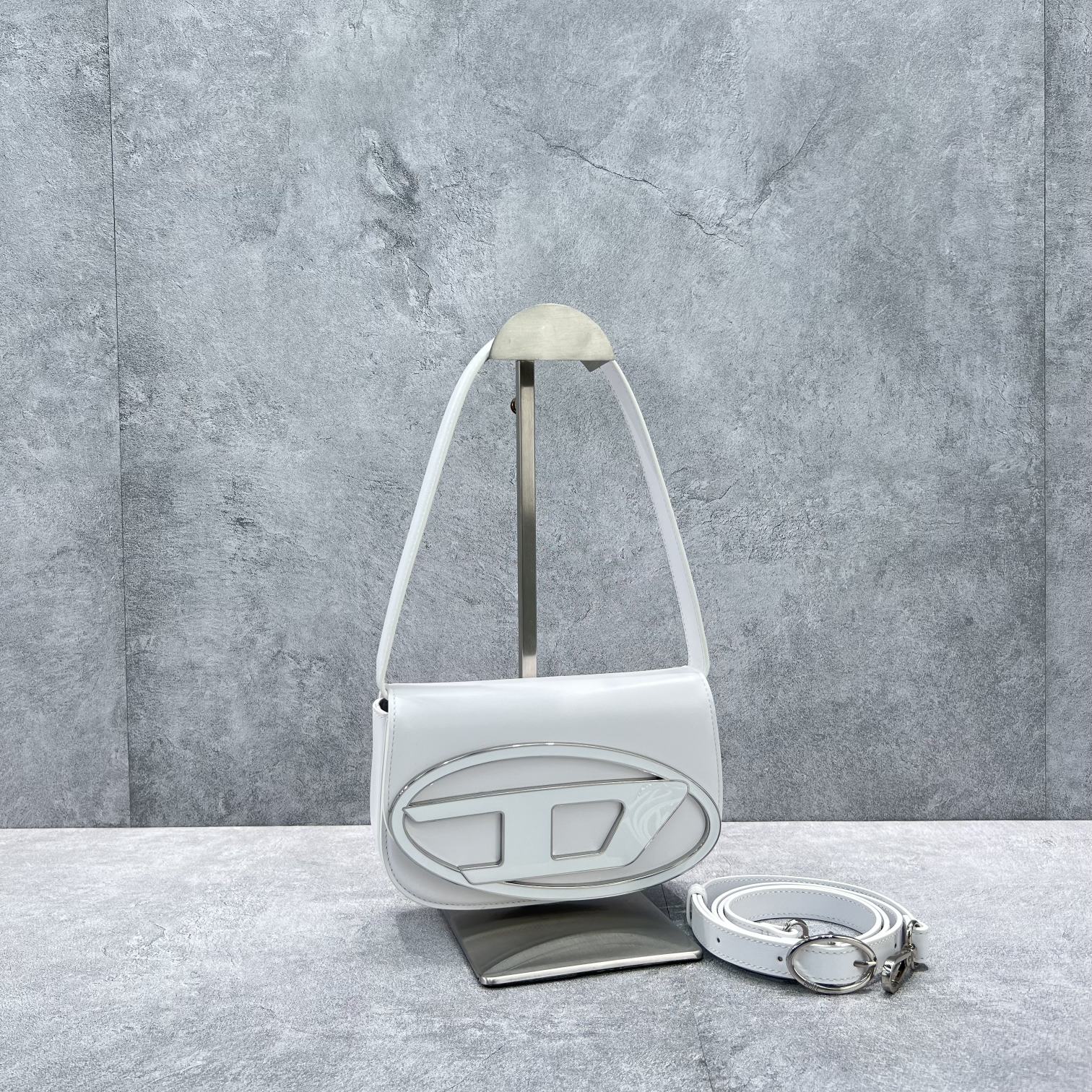 Bagsaaa Diesel iconic bag in white leather - 20.5*13.5*6.5CM