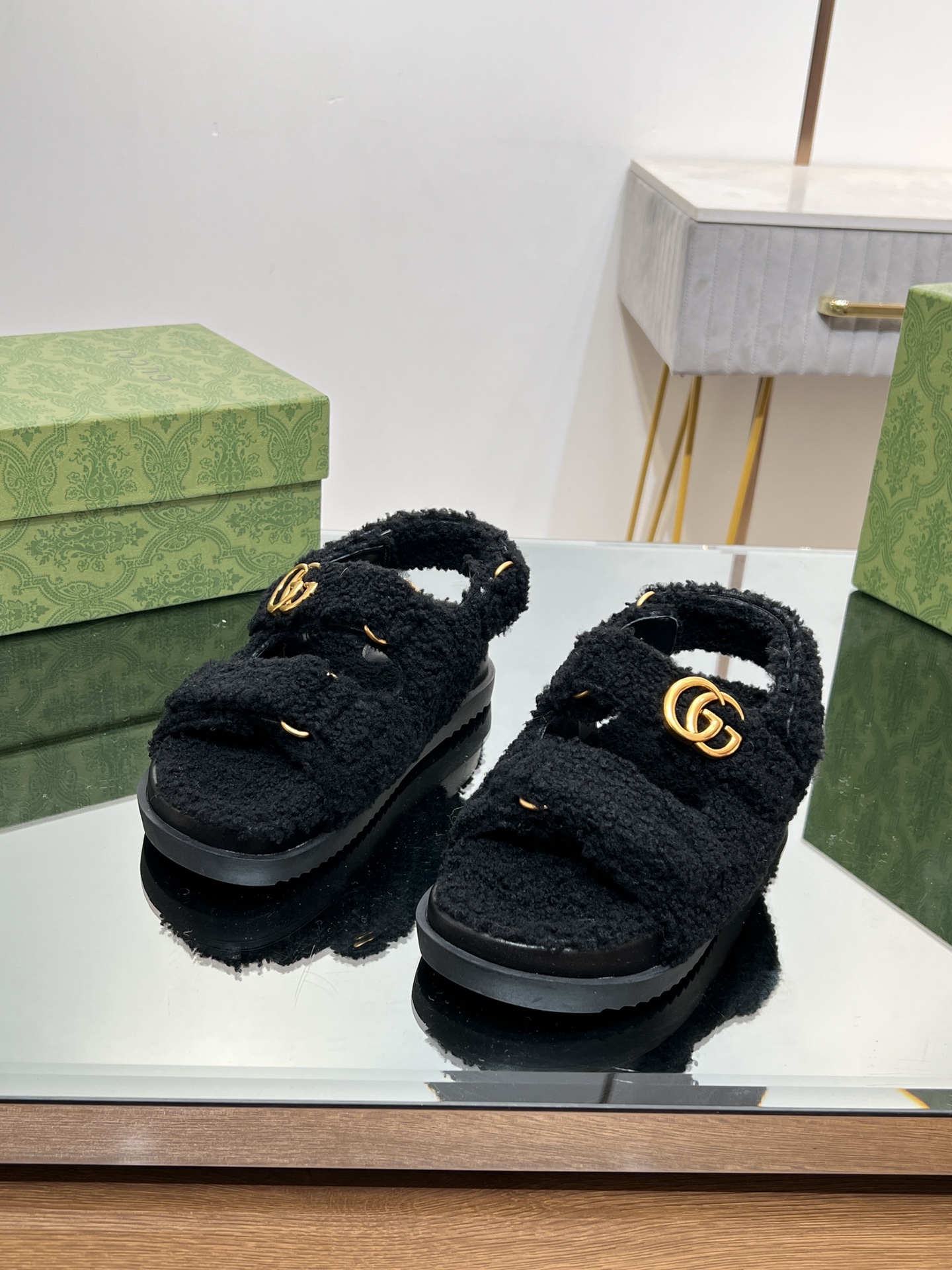 Bagsaaa Gvc*1 Black Shearling Sandals