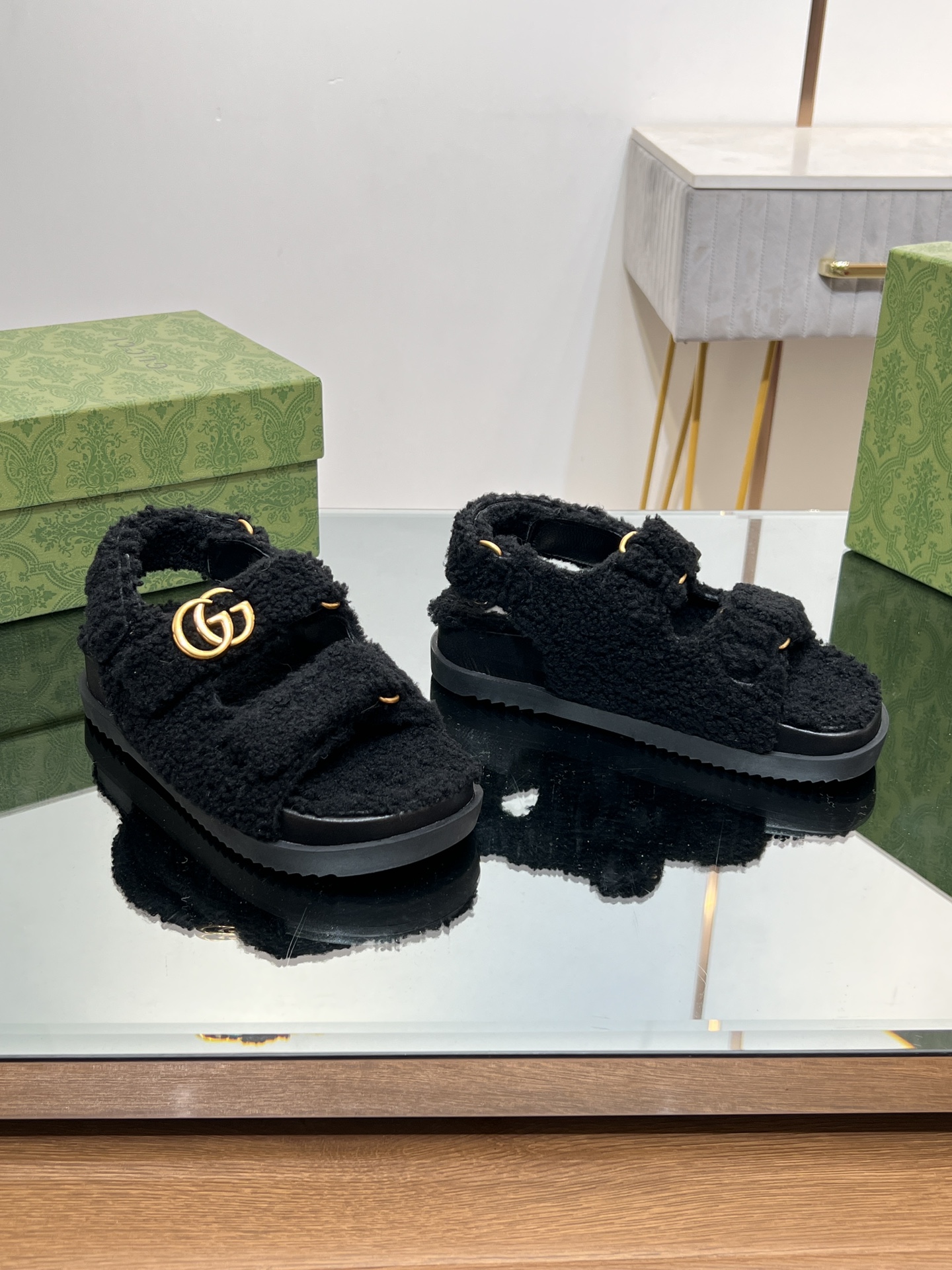 Bagsaaa Gvc*1 Black Shearling Sandals