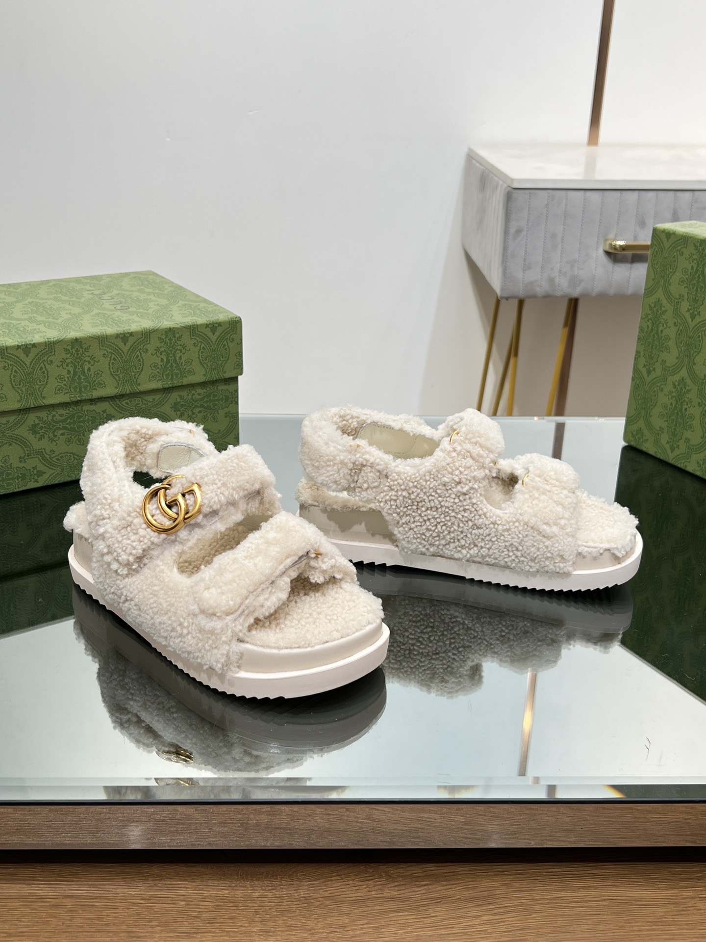 Bagsaaa Gvc*1 White Shearling Sandals