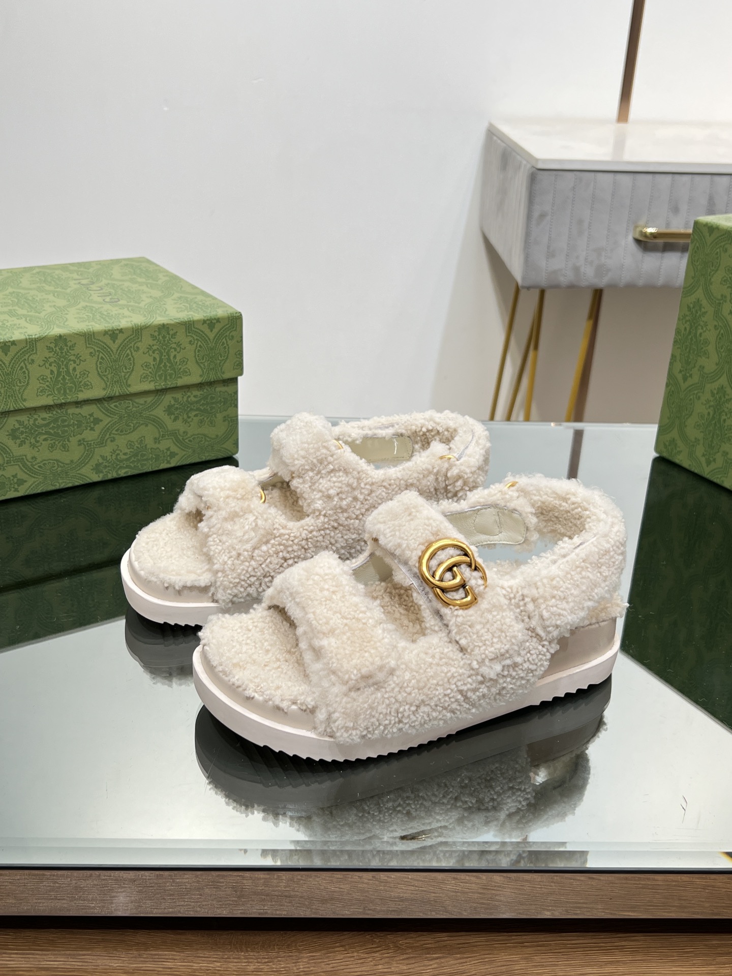 Bagsaaa Gvc*1 White Shearling Sandals