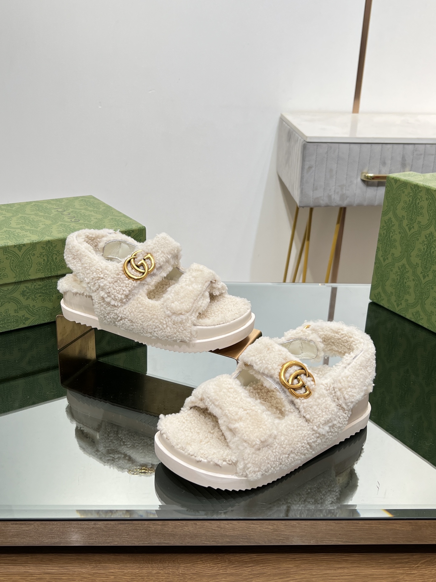 Bagsaaa Gvc*1 White Shearling Sandals