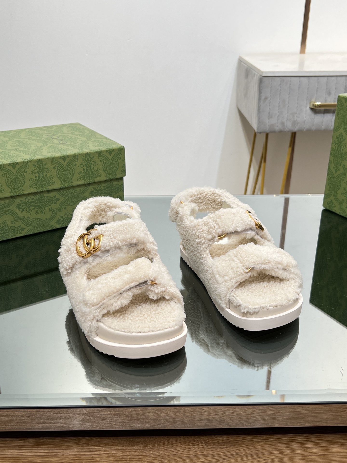 Bagsaaa Gvc*1 White Shearling Sandals