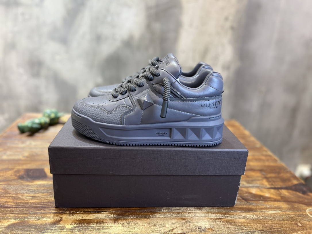 Bagsaaa Va1e*ntin0 Grey Sneakers