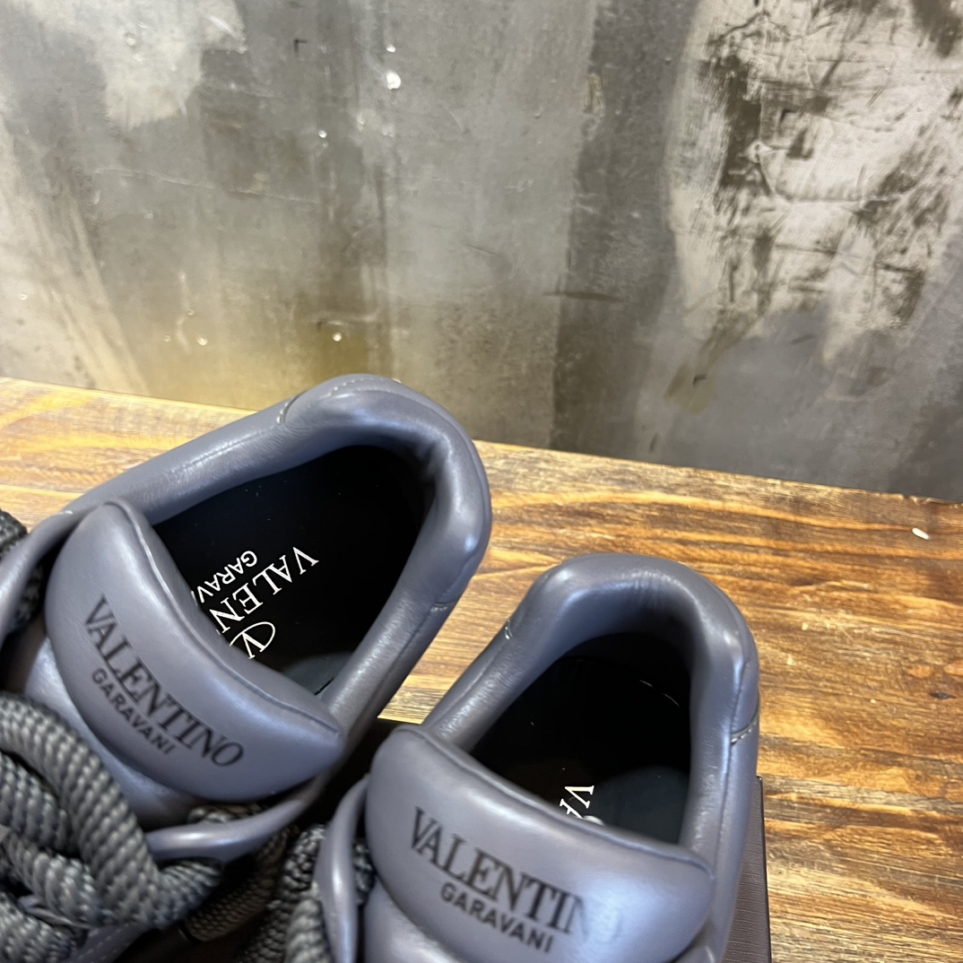 Bagsaaa Va1e*ntin0 Grey Sneakers