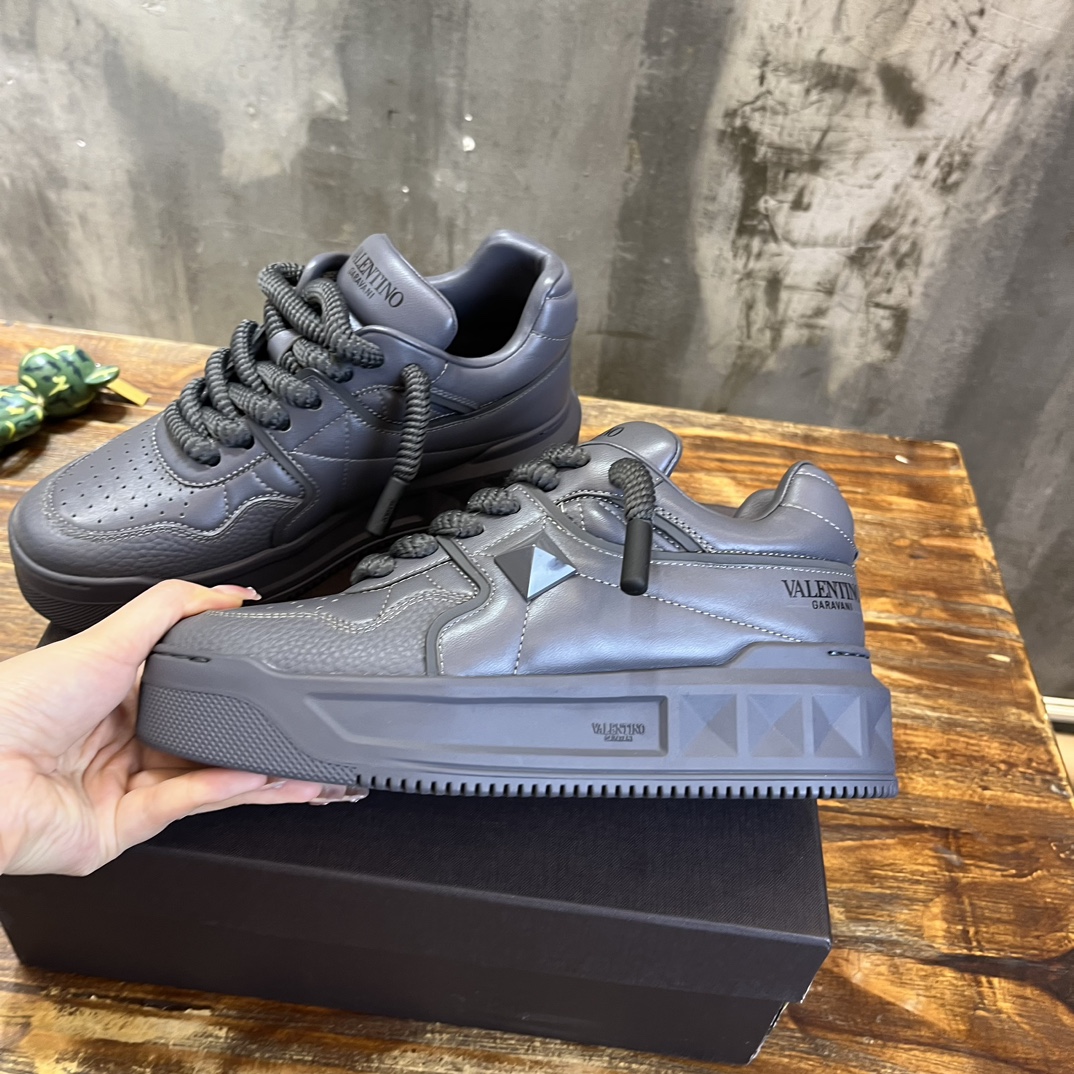 Bagsaaa Va1e*ntin0 Grey Sneakers