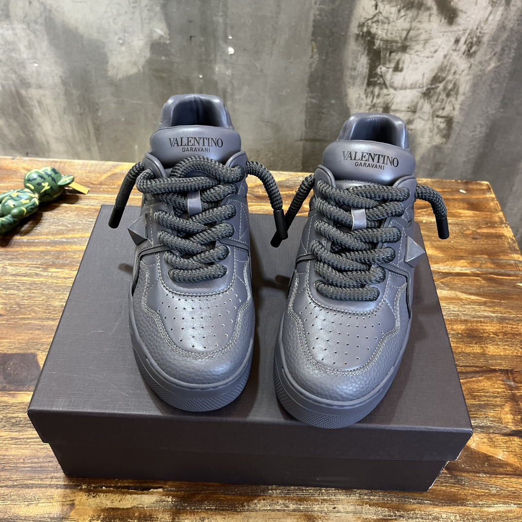 Bagsaaa Va1e*ntin0 Grey Sneakers