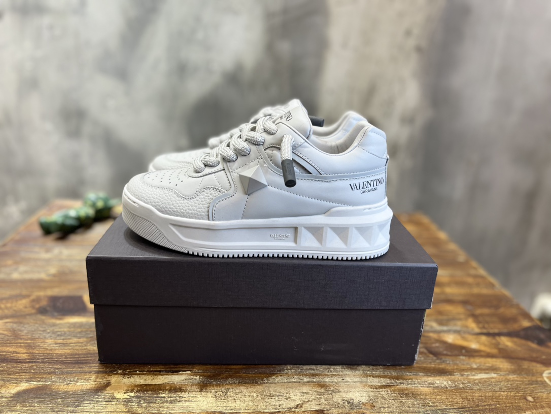 Bagsaaa Va1e*ntin0 Ivory Sneakers