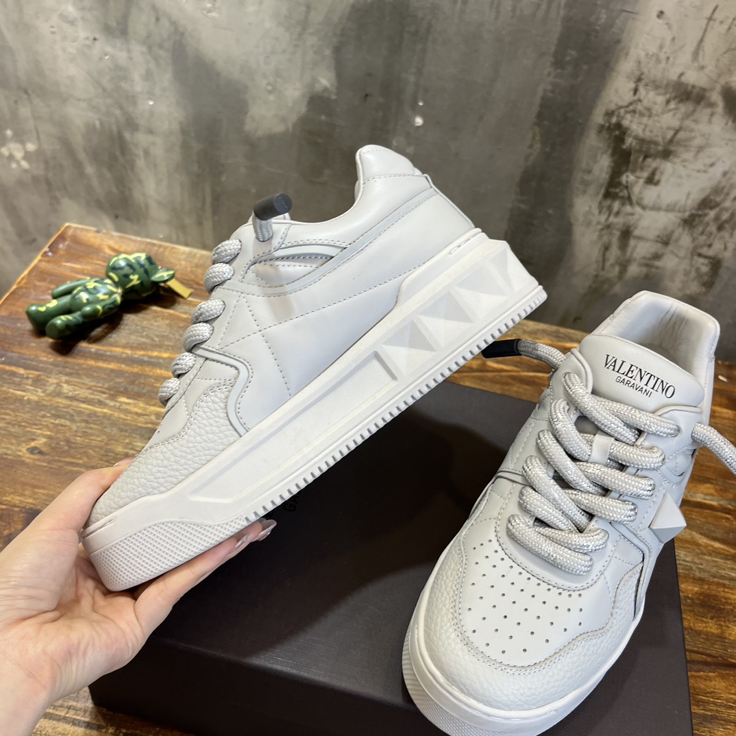 Bagsaaa Va1e*ntin0 Ivory Sneakers