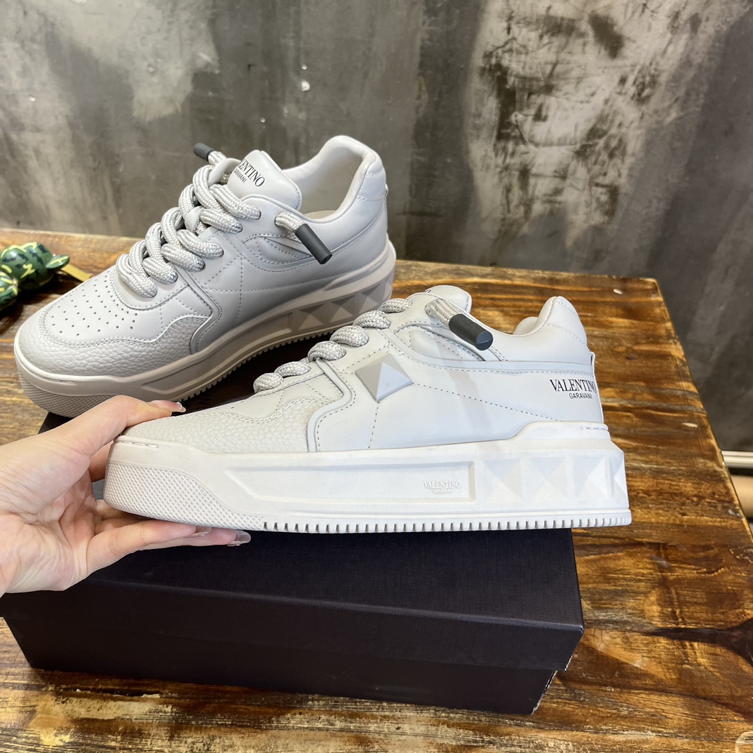 Bagsaaa Va1e*ntin0 Ivory Sneakers