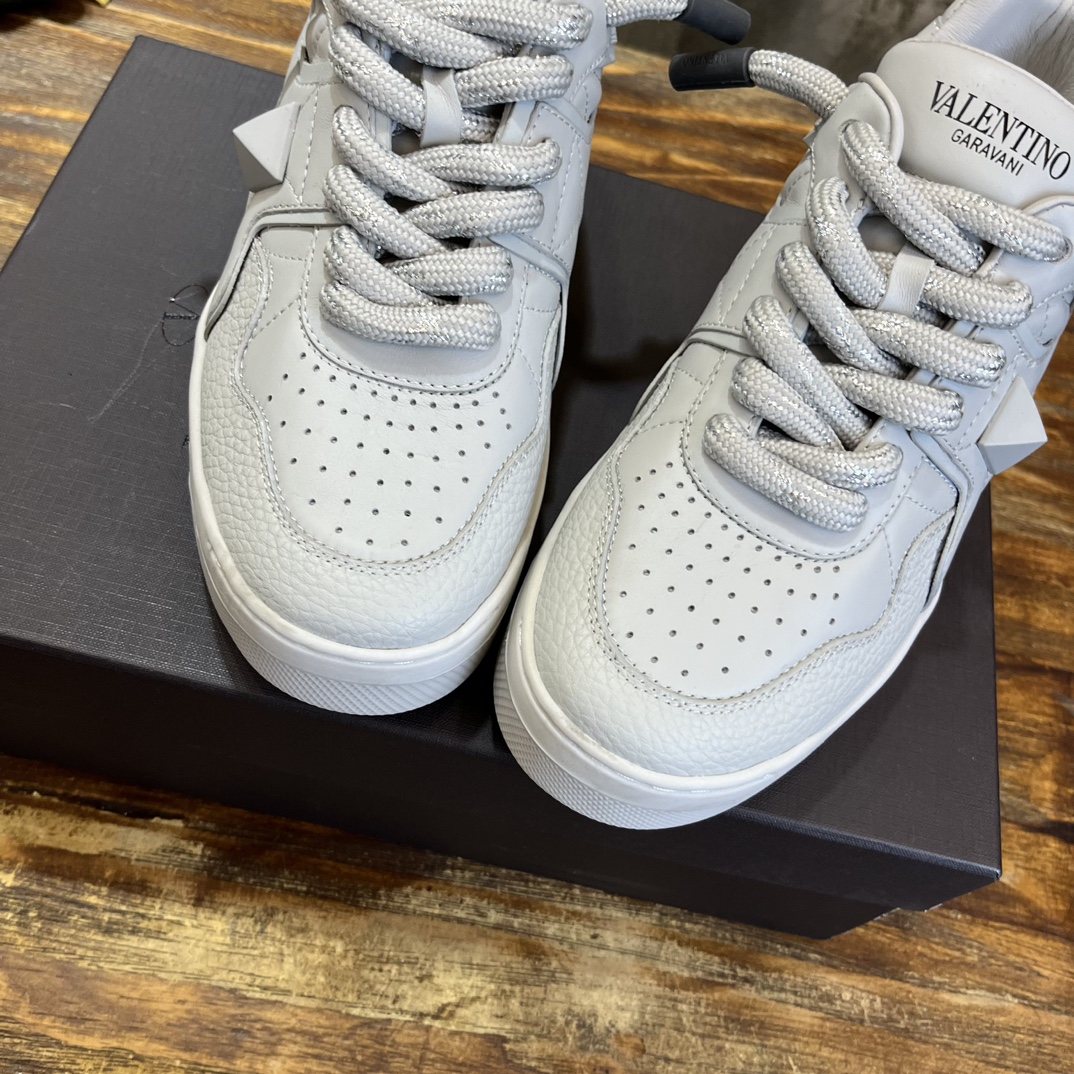 Bagsaaa Va1e*ntin0 Ivory Sneakers
