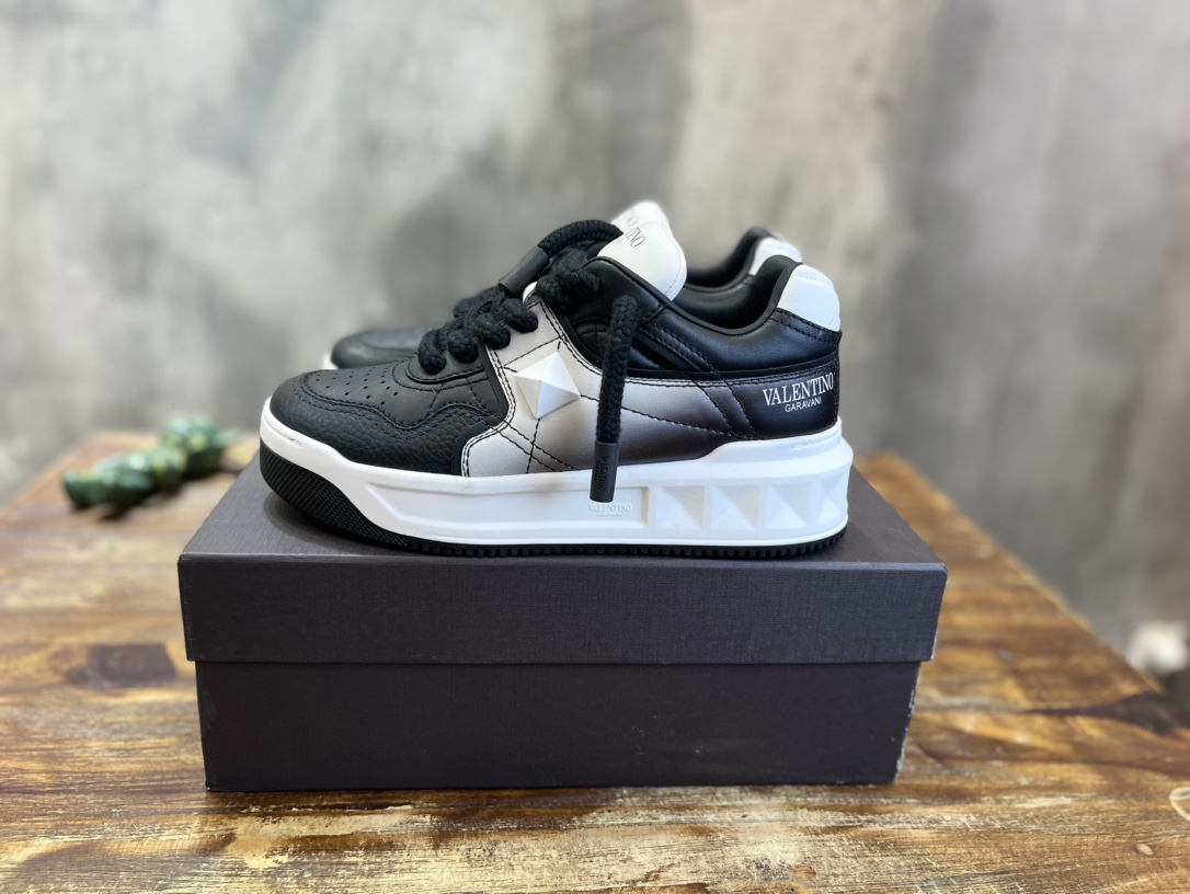 Bagsaaa Va1e*ntin0 Black & White Sneakers