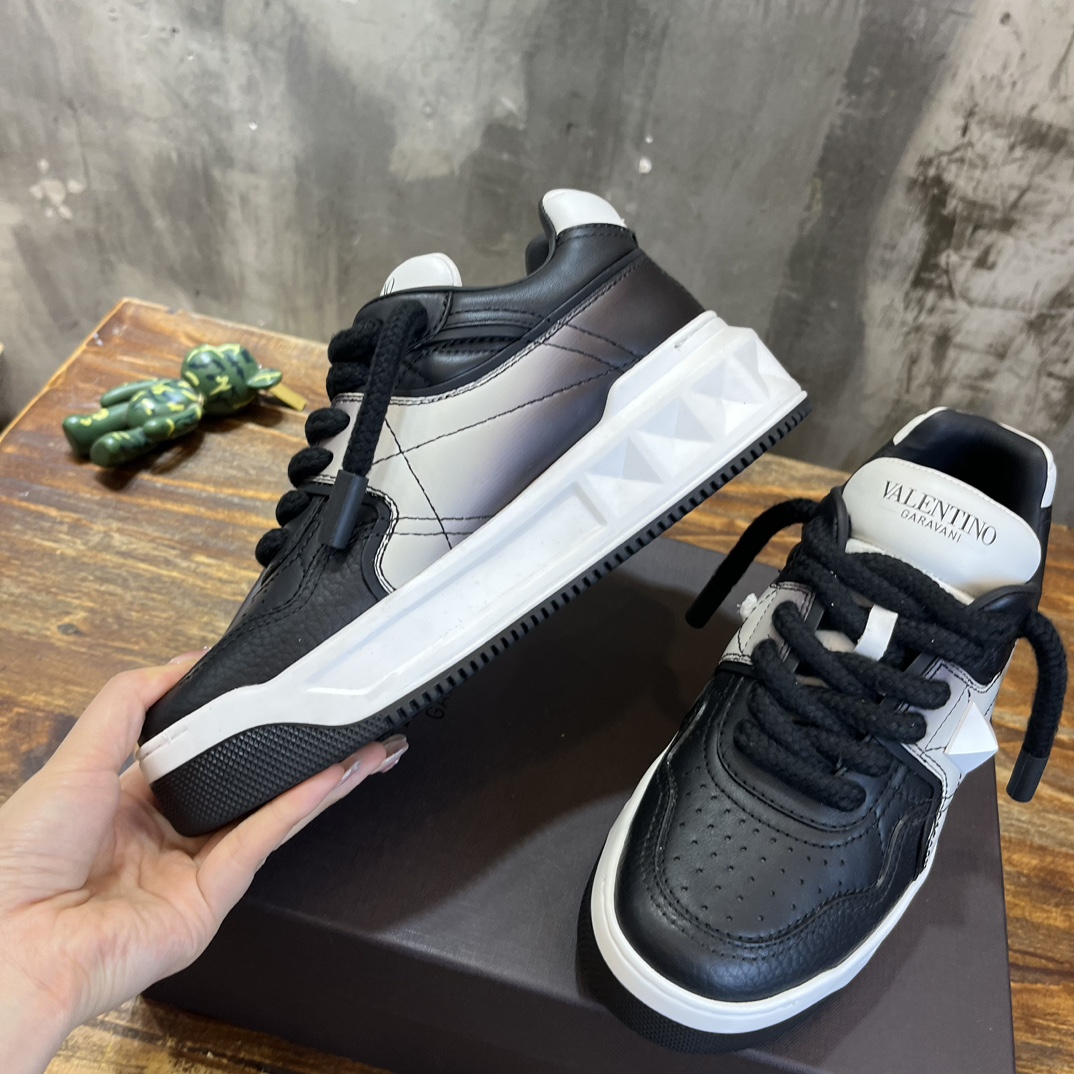Bagsaaa Va1e*ntin0 Black & White Sneakers